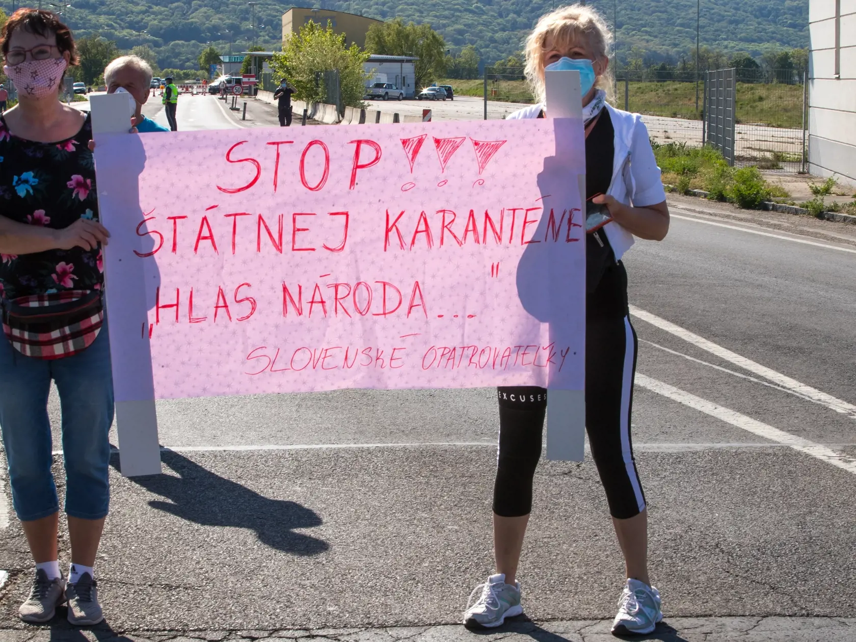Protestné zhromaždenie pendlerov a slovenských opatrovateľiek na hraničnom priechode Bratislava/Berg v čase pandémie koronavírusu.