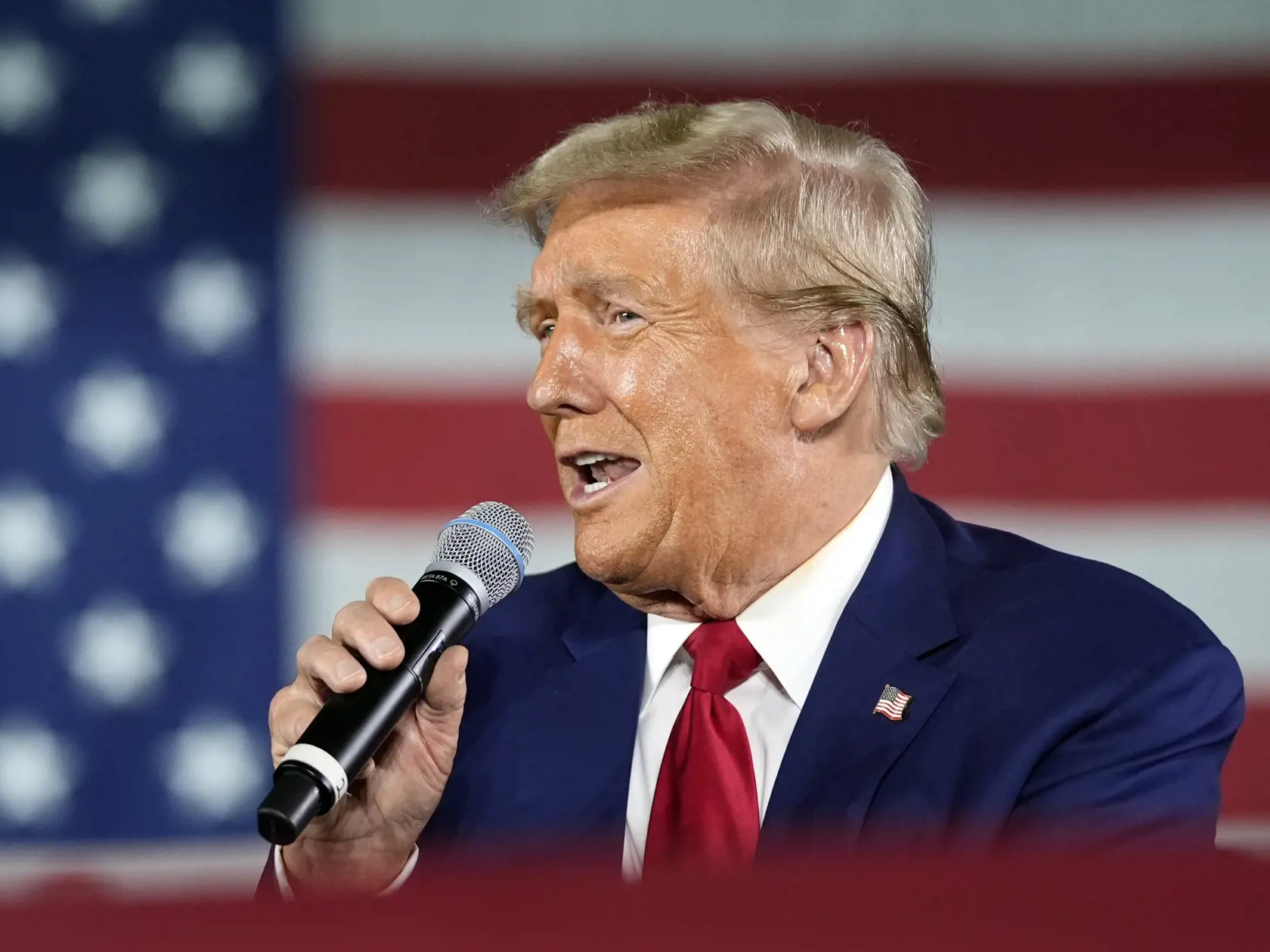 KK40 Warren - Republikánsky kandidát v amerických prezidentských voľbách a bývalý americký prezident Donald Trump hovorí počas predvolebného zhromaždenia v americkom Warrene 27. septembra 2024. FOTO TASR/AP
Republican presidential nominee former President Donald Trump speaks at a town hall campaign event at Macomb Community College, Friday, Sept. 27, 2024, in Warren, Mich. (AP Photo/Alex Brandon)
