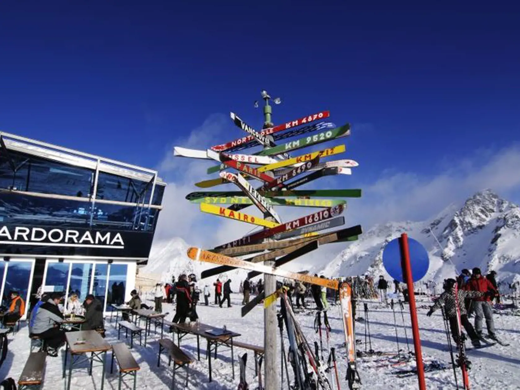 Turistické lyžiarske stredisko Ischgl čelí medzinárodnej žalobe, že turistov neupozornilo na ochorenie COVID-19, mnohí sa tam nakazili.