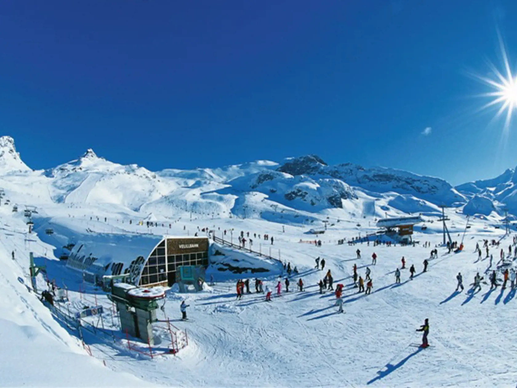 Turistické lyžiarske stredisko Ischgl čelí medzinárodnej žalobe, že turistov neupozornilo na ochorenie COVID-19, mnohí sa tam nakazili.