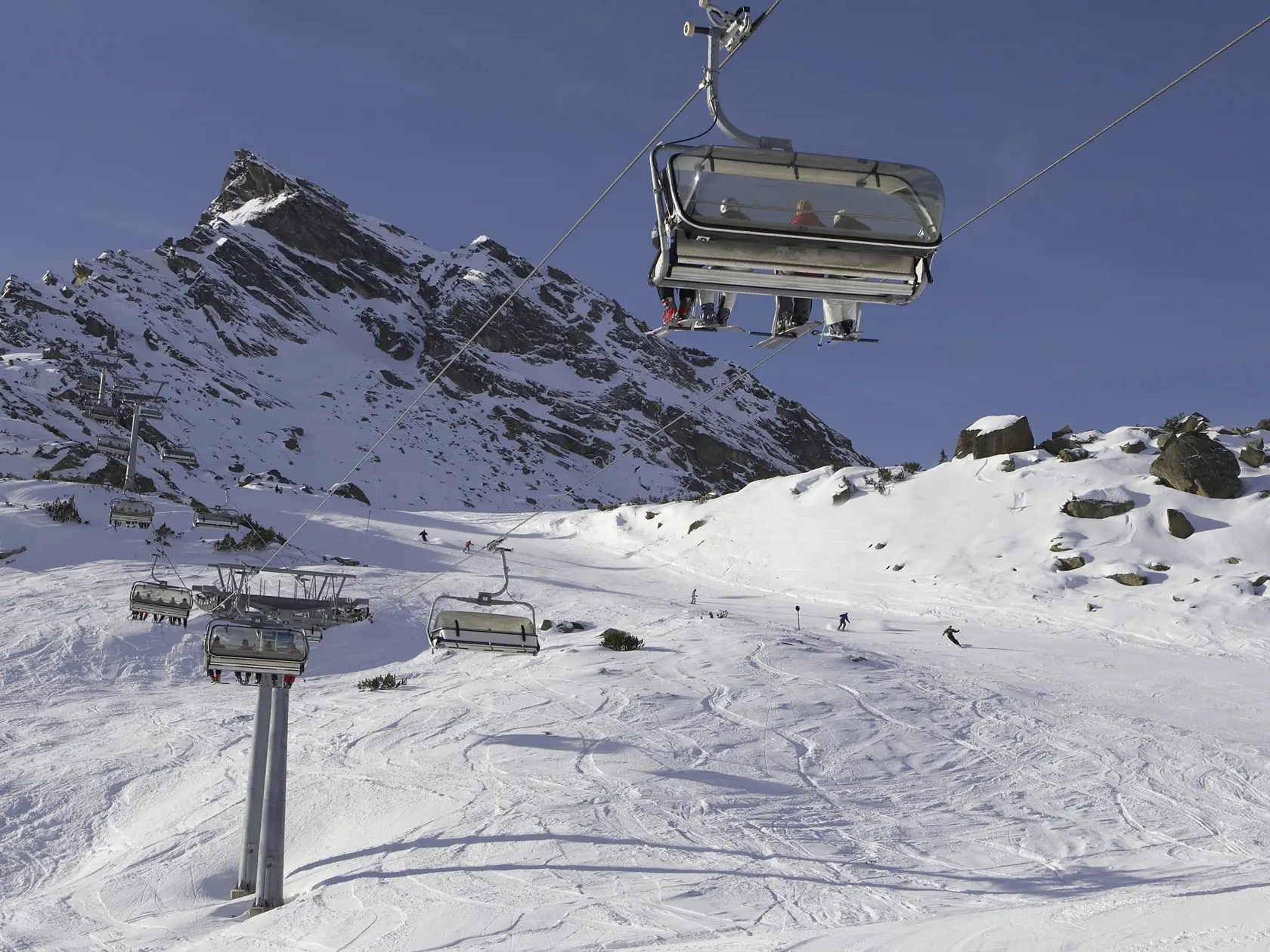 Turistické lyžiarske stredisko Ischgl čelí medzinárodnej žalobe, že turistov neupozornilo na ochorenie COVID-19, mnohí sa tam nakazili.