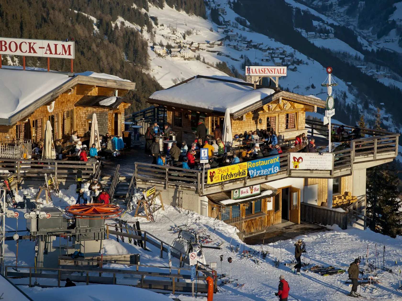 Turistické lyžiarske stredisko Ischgl čelí medzinárodnej žalobe, že turistov neupozornilo na ochorenie COVID-19, mnohí sa tam nakazili.
