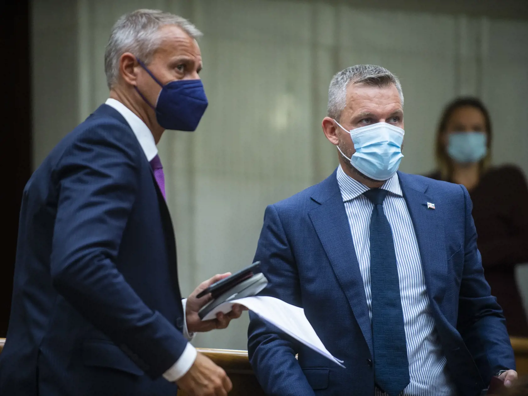 Na snímke sú poslanci NR SR - zľava Richard Raši a Peter Pellegrini počas zasadnutia.