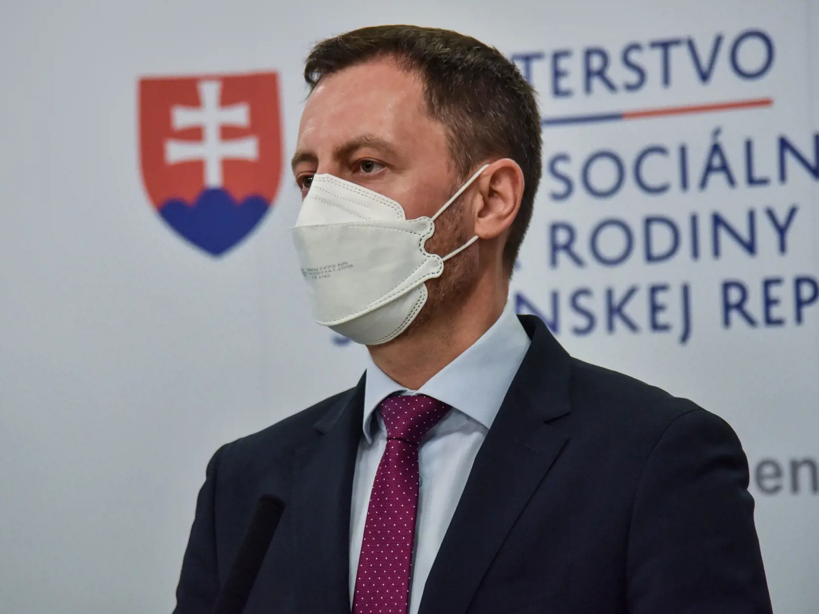 Eduard Heger (OĽANO) počas tlačovej konferencie.