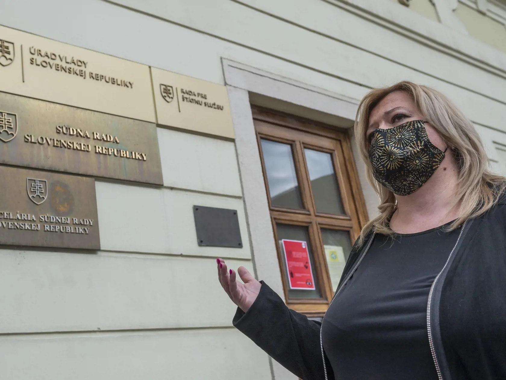 Na snímke predsedníčka Súdnej rady Slovenskej republiky Lenka Praženková sa rozpráva s novinármi po štvrtom zasadnutí Súdnej rady SR v Bratislave 27. apríla 2020. Súdna rada SR opätovne nezvolila predsedu Najvyššieho súdu (NS) SR. K samotnej voľbe ani nedošlo, voľbu aj zasadnutie Súdnej rady odročili z dôvodu, že nemali noví členovia menovaní vládou a parlamentom dostatok času na naštudovanie materiálov. FOTO TASR - Jaroslav Novák 