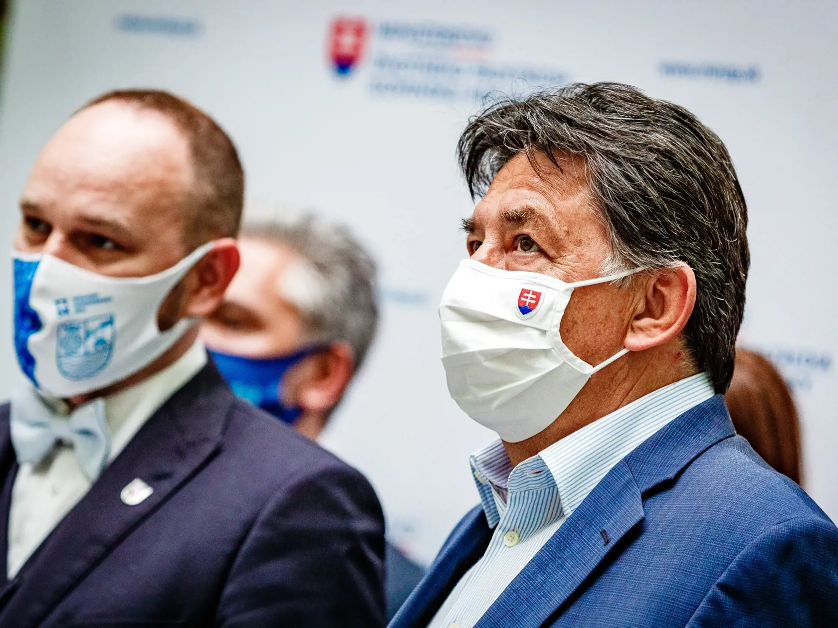 Minister životného prostredia Slovenskej republiky Ján Budaj sa stretol s predstaviteľmi SK8 na spoločnom rokovaní o budúcej spolupráci rezortu a vyšších územných celkov. Na snímke s predsedom Trnavského samosprávneho kraja a predsedom SK8 Jozefom Viskupičom.