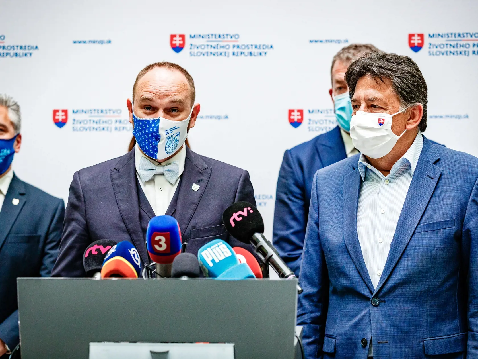 Minister životného prostredia Slovenskej republiky Ján Budaj sa stretol s predstaviteľmi SK8 na spoločnom rokovaní o budúcej spolupráci rezortu a vyšších územných celkov. Na snímke s predsedom Trnavského samosprávneho kraja a predsedom SK8 Jozefom Viskupičom.