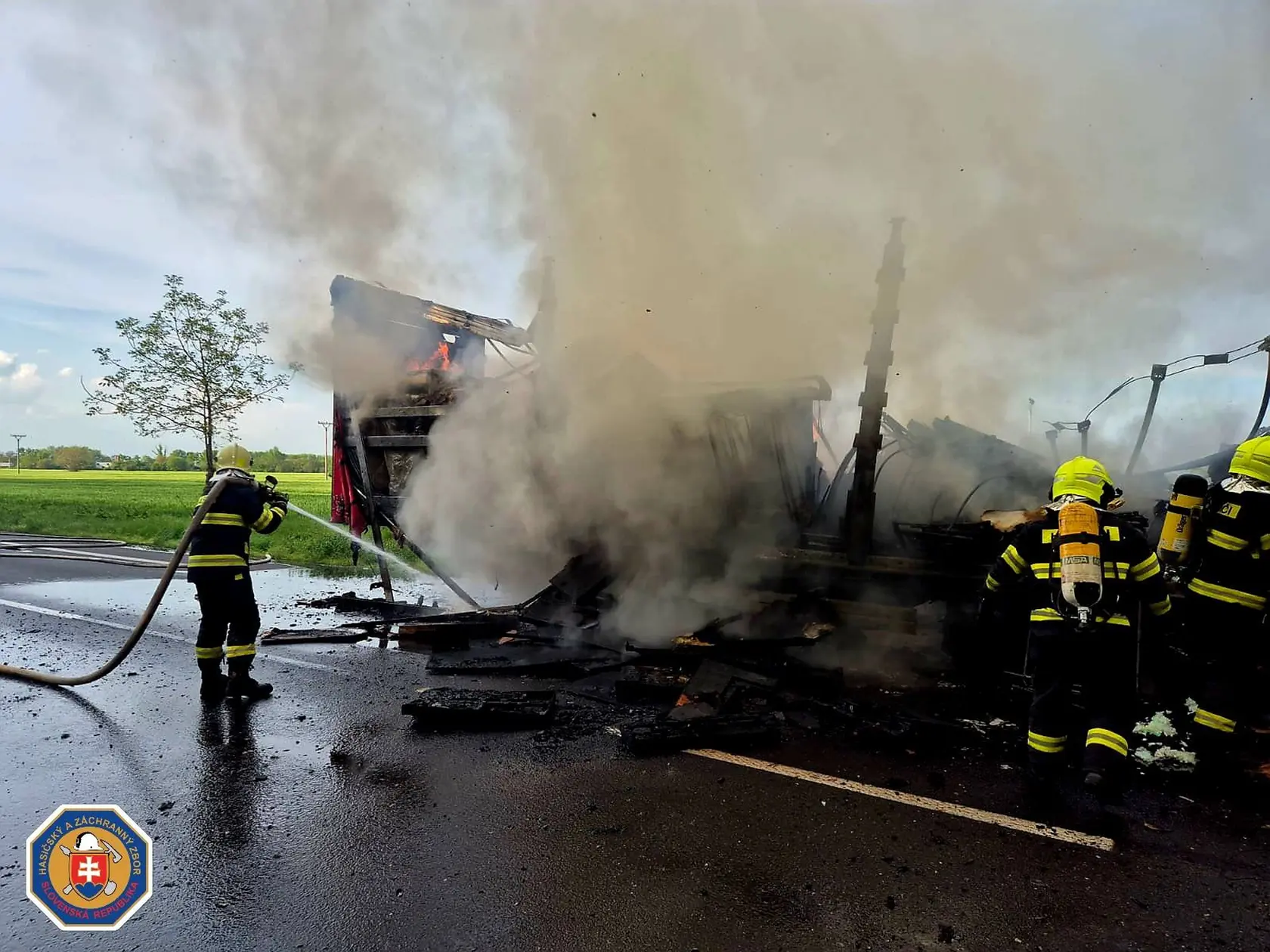 Včera, krátko pred 18-tou hodinou prišlo k požiaru nákladného vozidla, prevážajúceho nábytok v neposkladanom stave.
