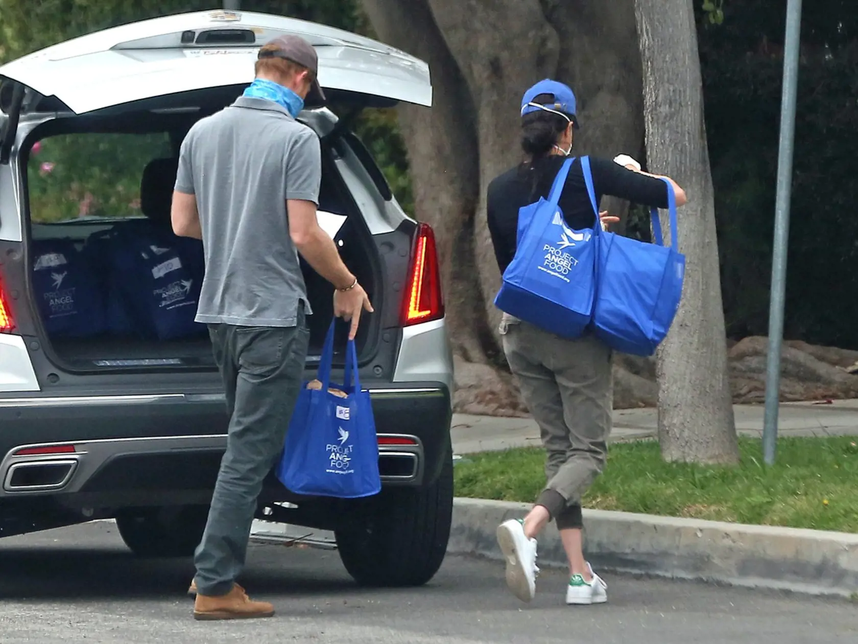 Harry a Meghan pomáhajú v Los Angeles.