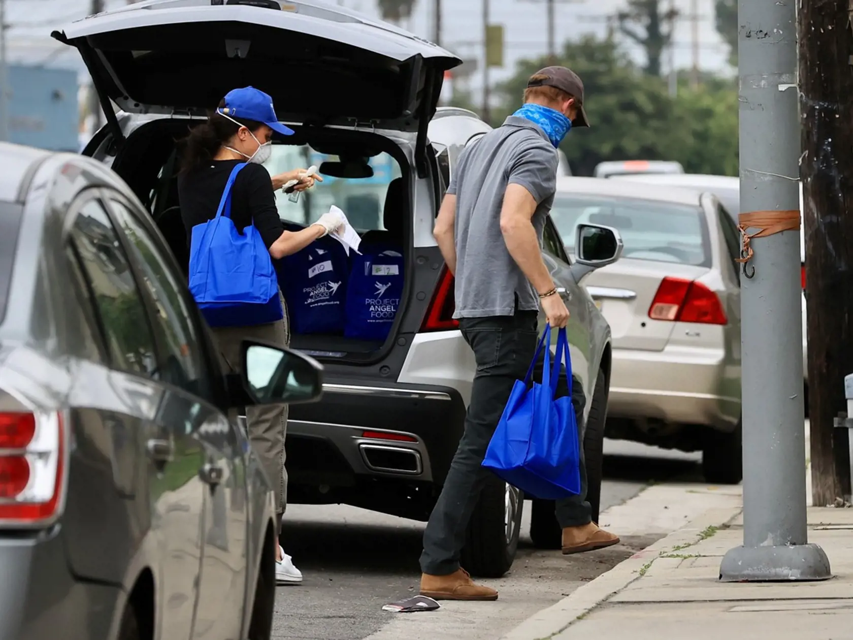 Harry a Meghan pomáhajú v Los Angeles.