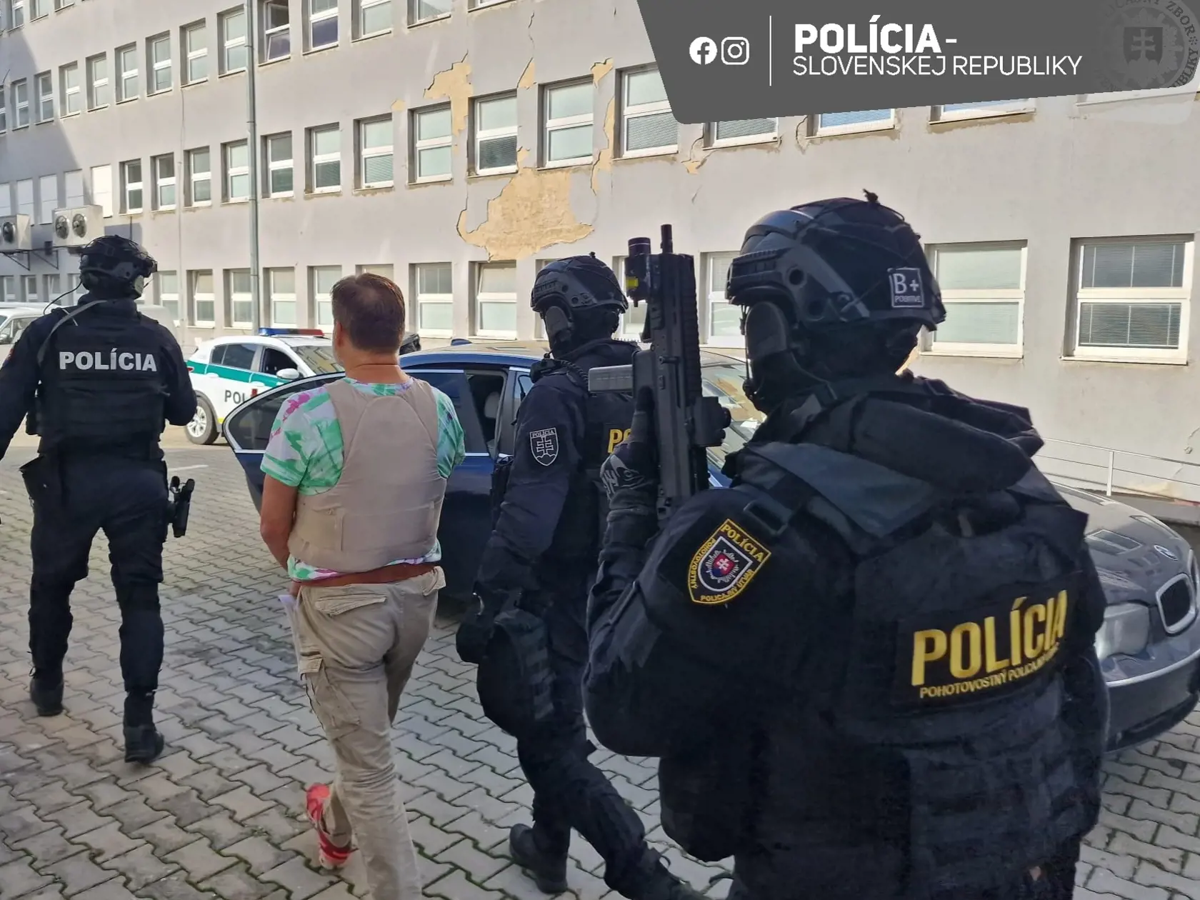 Dědečka priviezli na súd kukláči.