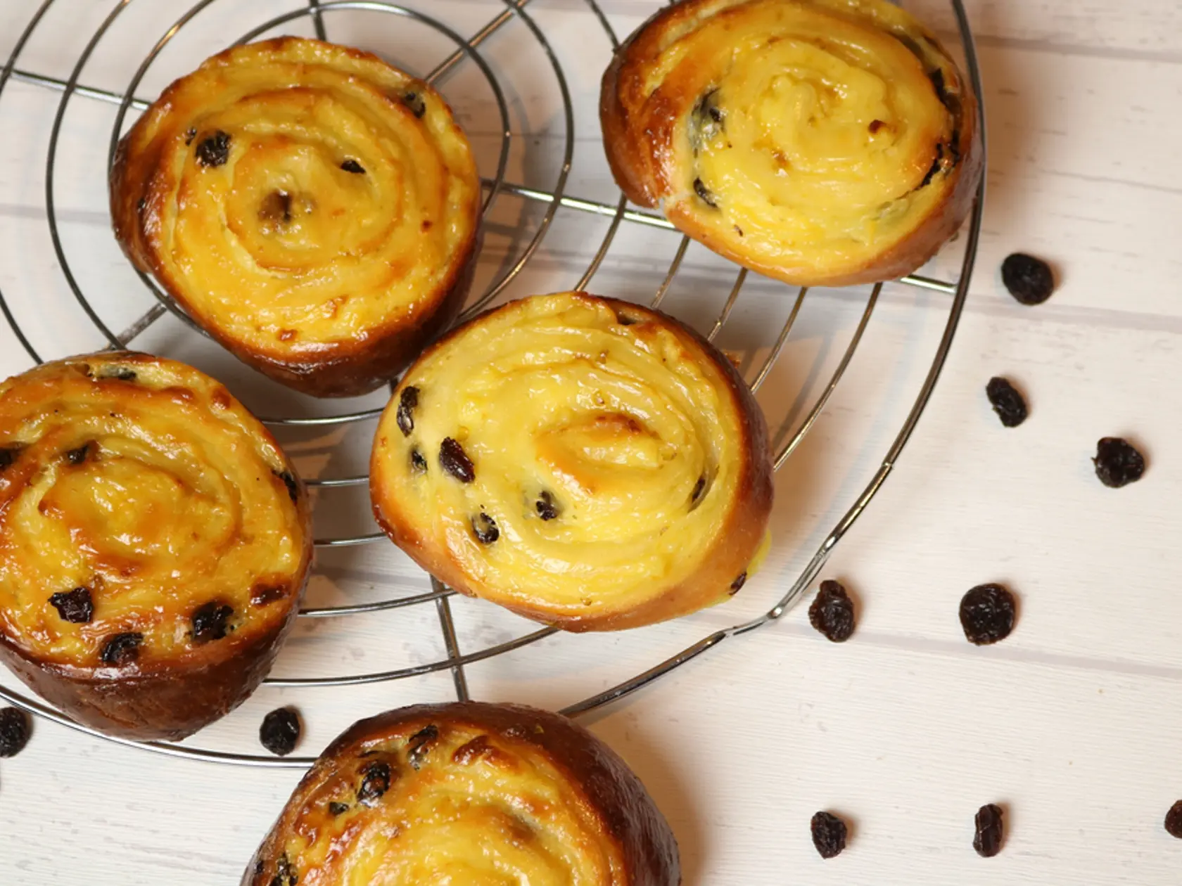 Yeast,Pudding,Snails,With,Raisins