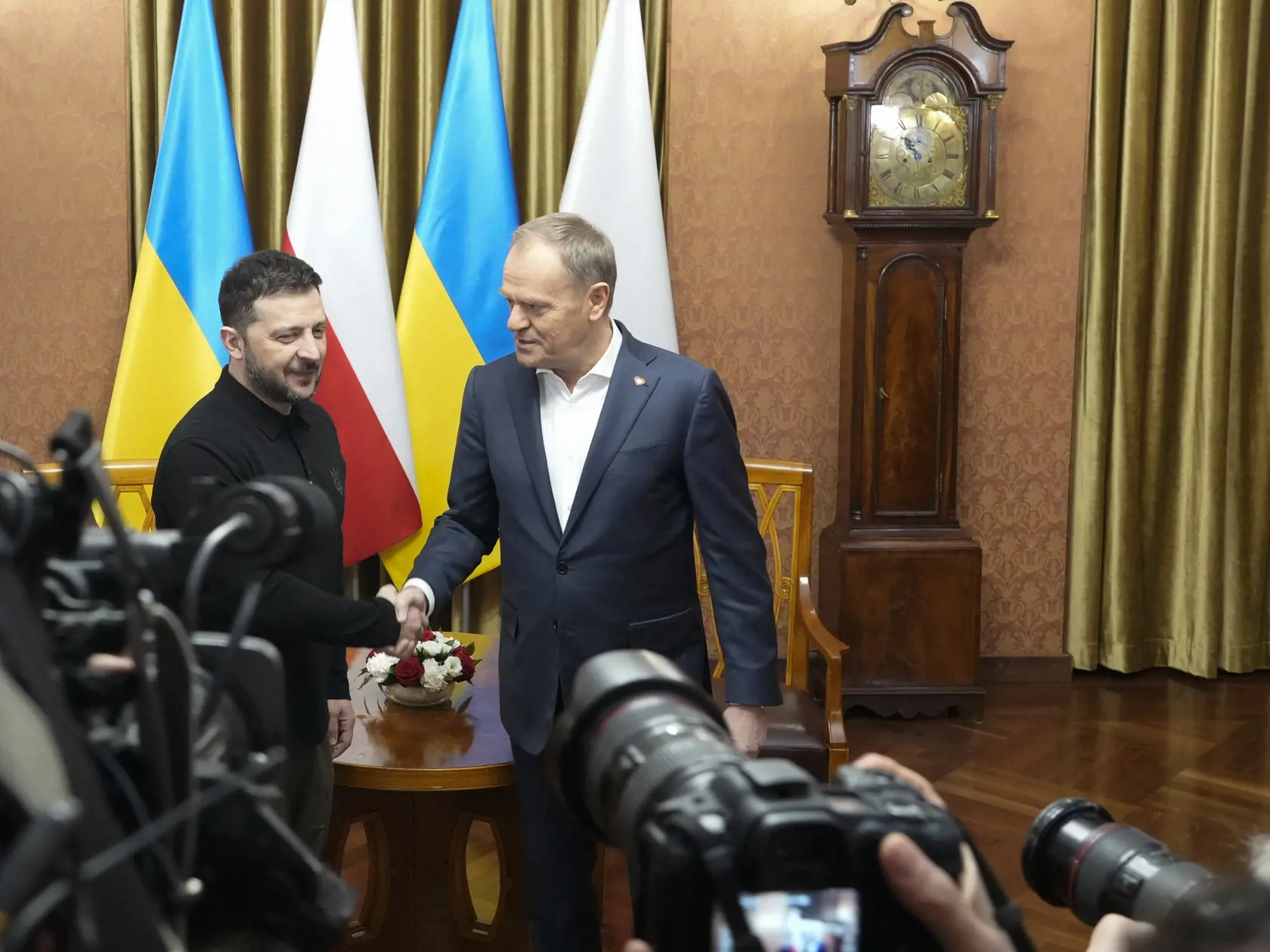 Ukrajinský prezident Volodymyr Zelenskyj (vľavo) si podáva ruku s poľským premiérom Donaldom Tuskom počas ich stretnutia vo Varšave 15. januára 2025. Zelenskyj dnes pricestoval do Poľska, ktoré 1. januára prevzalo šesťmesačné rotujúce predsedníctvo v Rade EÚ.