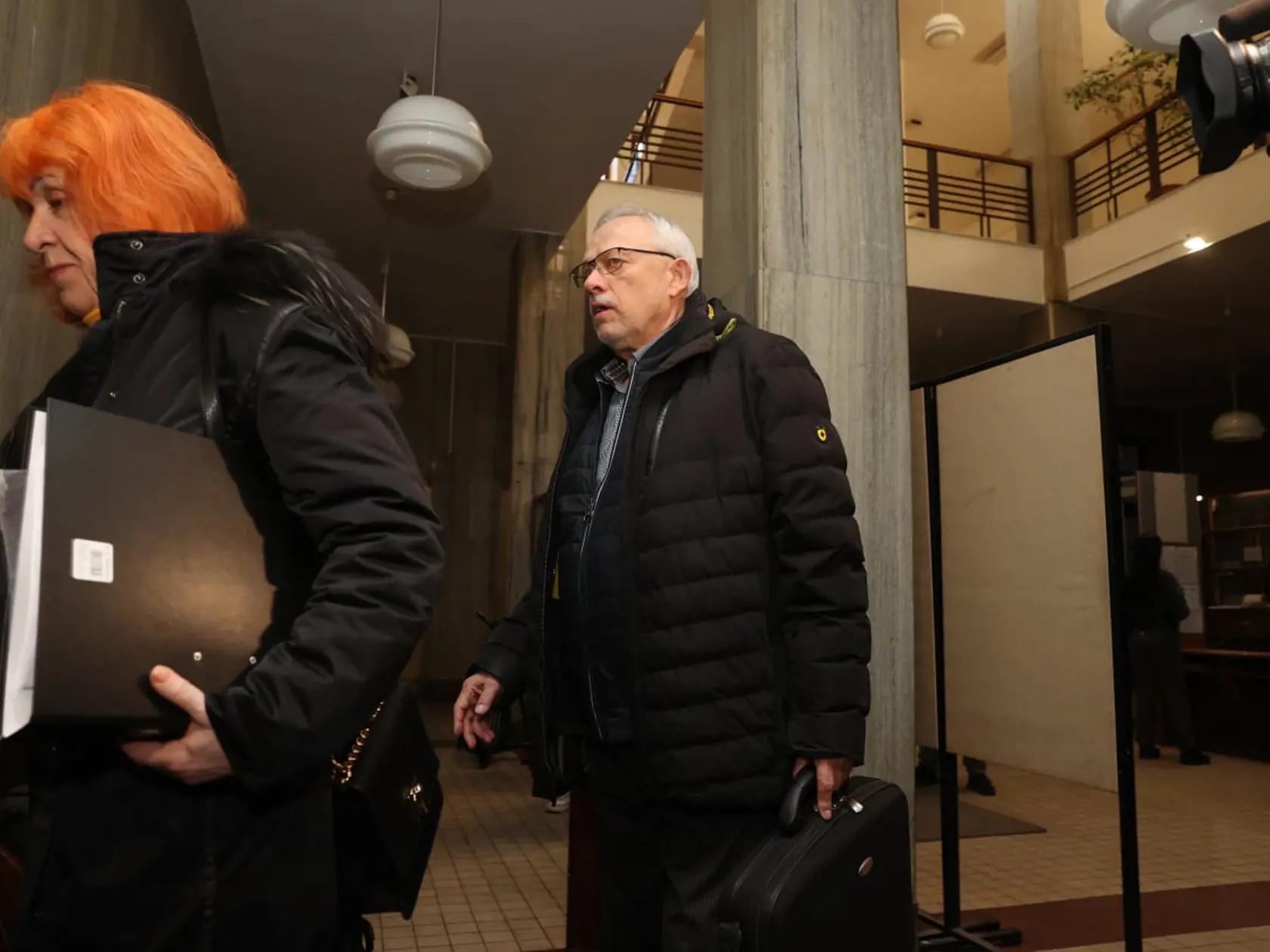 V tichosti spolu so svojím právnym zástupcom vstúpili do pojednávacej miestnosti.