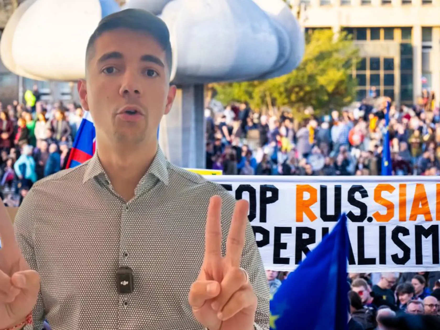 Na kombosnímke europoslanec Erik Kaliňák, v pozadí protivládny protest Bratislave, ktorý sa konal v piatok 7. marca. 