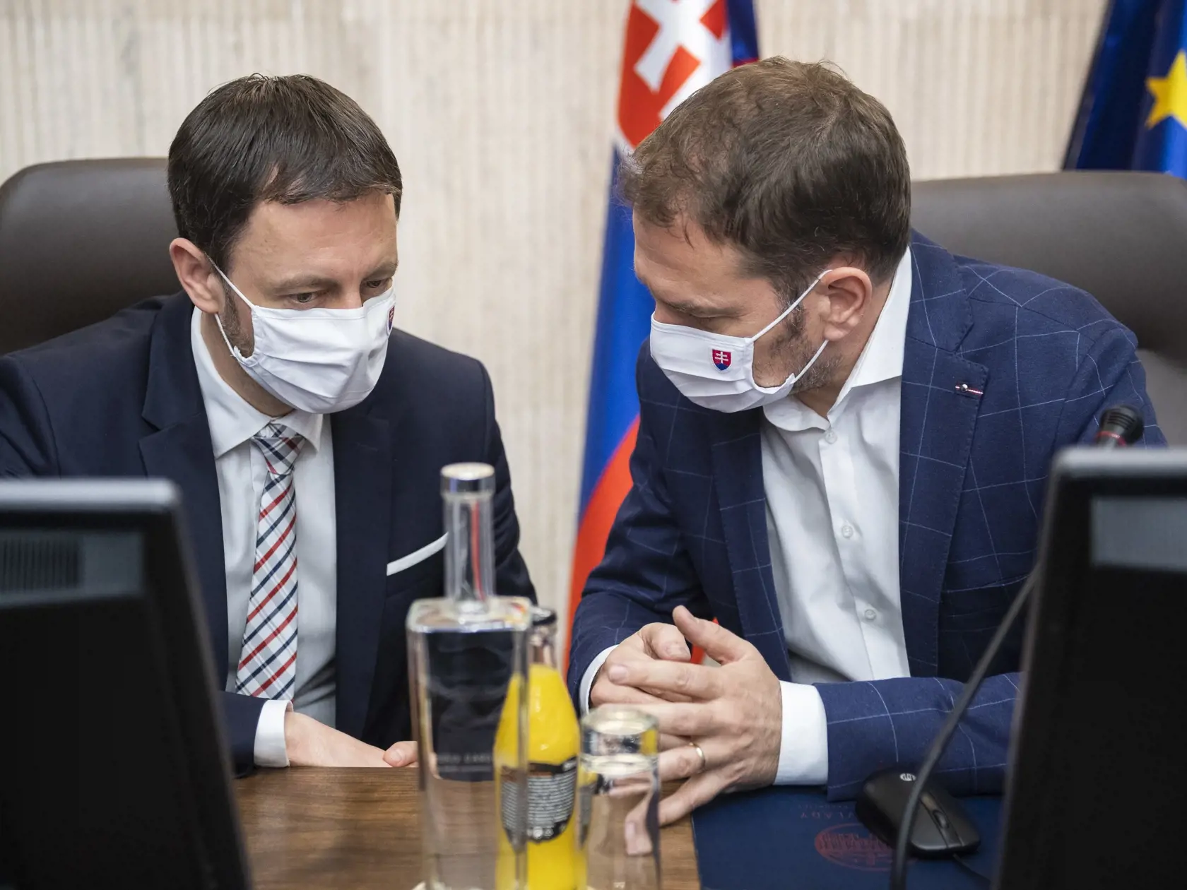 Na snímke zľava minister financií SR Eduard Heger a predseda vlády SR Igor Matovič (obaja OĽaNO) počas 17. rokovania vlády SR v Bratislave 7. mája 2020. FOTO TASR - Jaroslav Novák