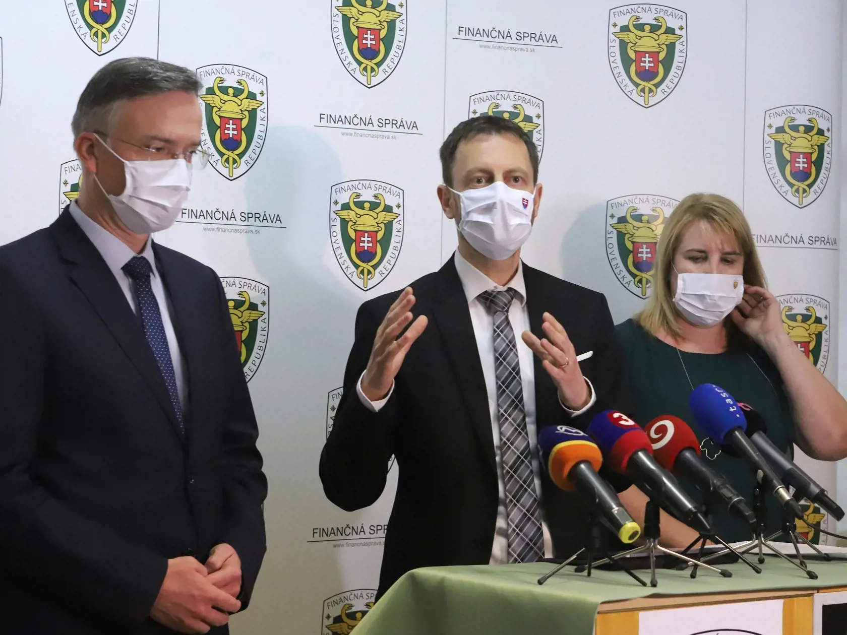 Na snímke zľava štátny tajomník Ministerstva financií (MF) SR Marcel Klimek, podpredseda vlády a minister financií SR Eduard Heger a prezidentka Finančnej správy SR Lenka Wittenbergerová počas tlačovej konferencie na tému Štartujeme boj proti daňovým podvodom v Banskej Bystrici v piatok 22. mája 2020. FOTO TASR - Ján Krošlák    