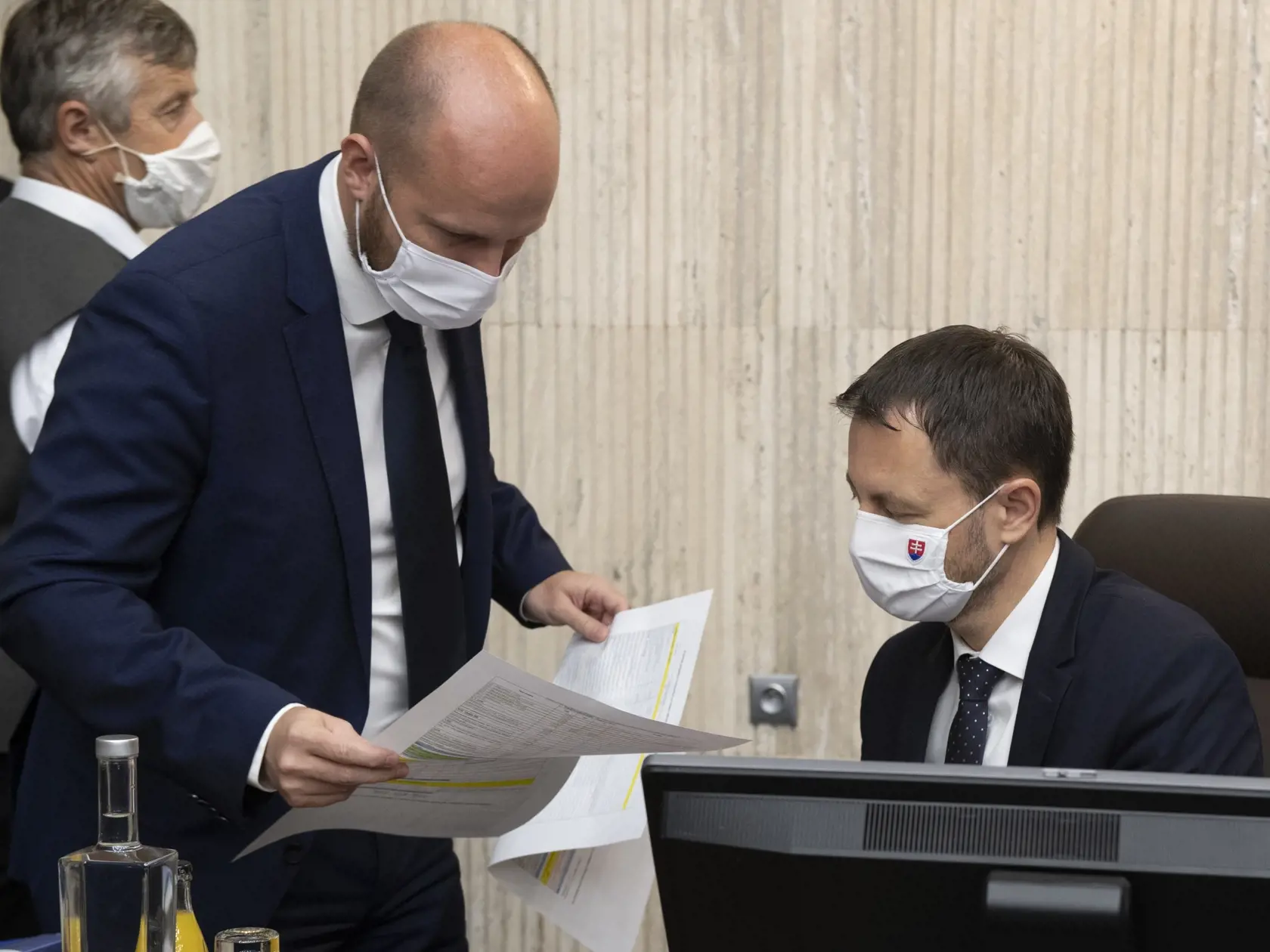 Na snímke sprava minister financií Eduard Heger a minister obrany Jaroslav Naď počas 22. schôdze vlády SR 27. mája 2020 v Bratislave. FOTO TASR - Pavel Neubauer