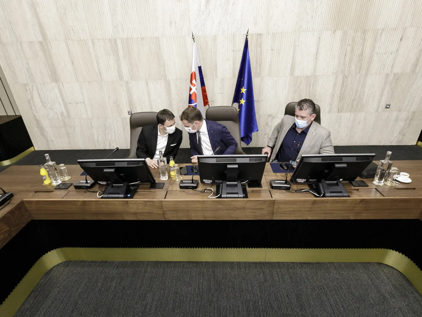 Na snímke zľava minister financií SR Eduard Heger, predseda vlády SR Igor Matovič a minister vnútra SR Roman Mikulec (všetci OĽaNO) počas rokovania 14. schôdze vlády Slovenskej republiky v Bratislave 26. apríla 2020. FOTO TASR – Dano Veselský