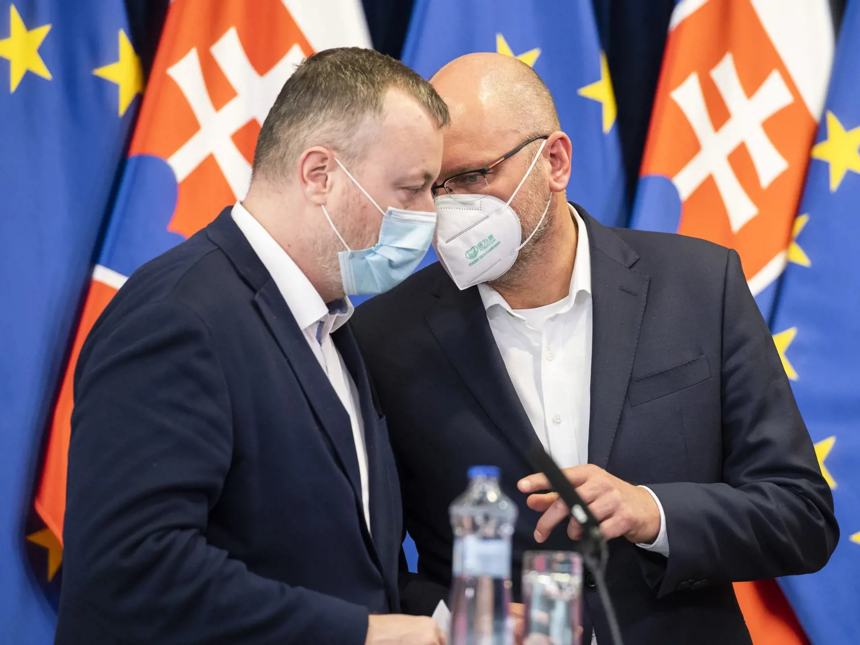 Na snímke zľava minister práce, sociálnych vecí a rodiny SR Milan Krajniak (Sme rodina) a minister hospodárstva SR a prvý podpredseda vlády pre ekonomiku SR Richard Sulík (SaS) počas tlačovej konferencie k rozšíreniu kompenzačnej pomoci štátu po 9. rokovaní vlády SR v Bratislave 9. apríla 2020. FOTO TASR - Jaroslav Novák