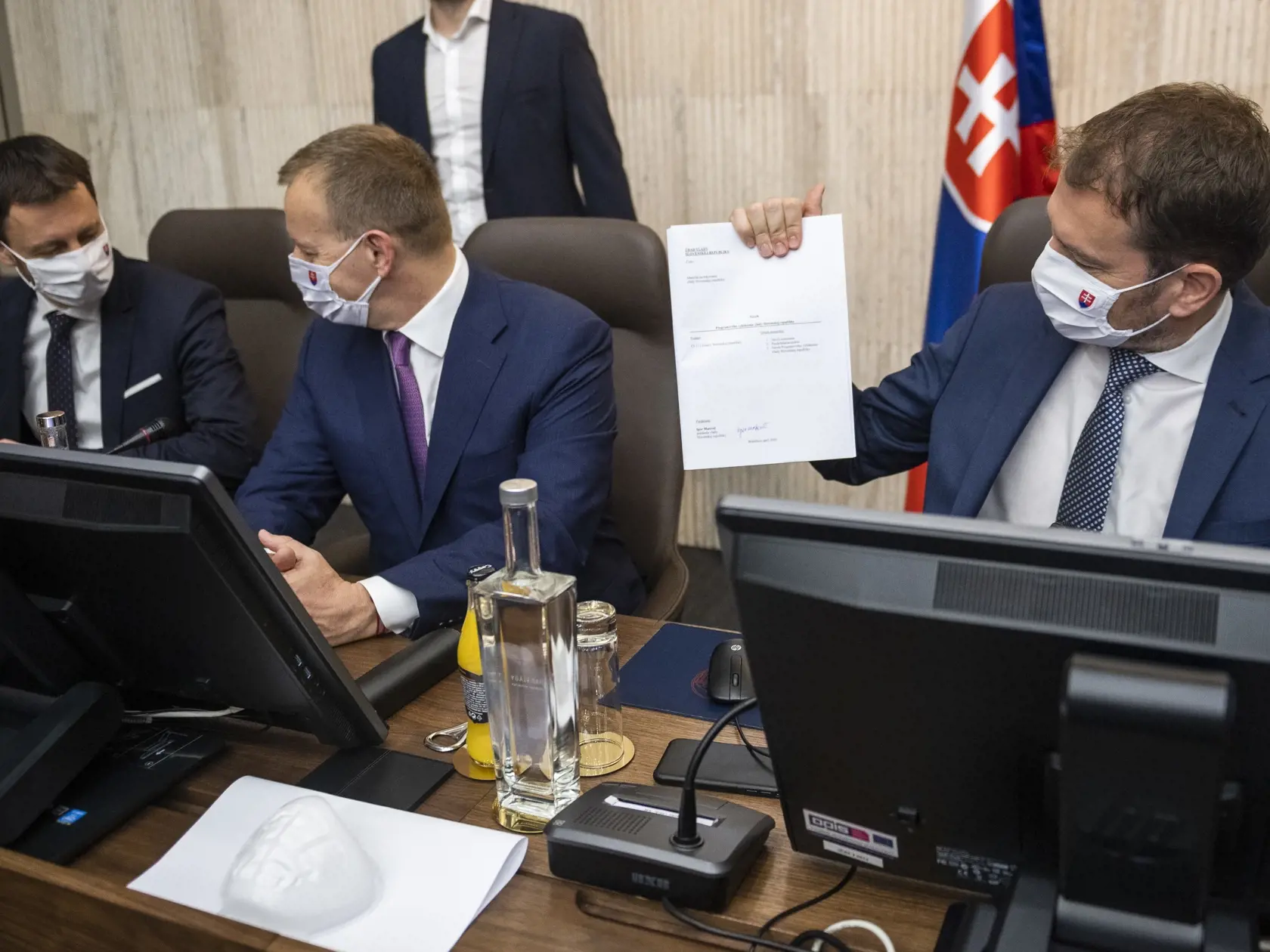 Na snímke zľava minister financií SR Eduard Heger (OĽaNO), predseda Národnej rady SR Boris Kollár (Sme rodina) a predseda vlády SR Igor Matovič (OĽaNO) drží v ruke návrh programového vyhlásenia vlády SR počas 12. rokovania vlády SR v Bratislave 19. apríla 2020. FOTO TASR - Jaroslav Novák