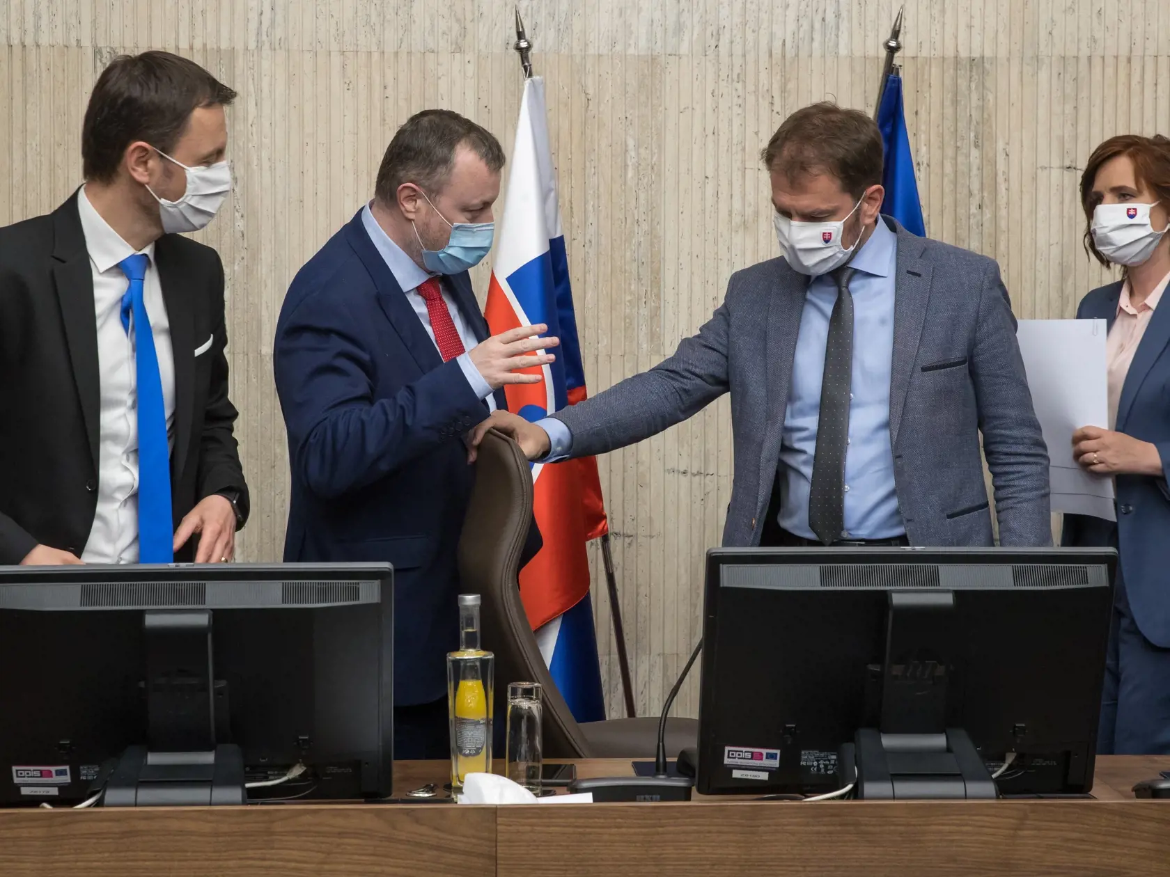 Zasadnutie vlády Slovenskej republiky. Na snímke zľava je minister financií Eduard Heger, minister práce sociálnych vecí a rodiny Milan Krajniak, premiér Igor Matovič a ministerka pre investície a regionálny rozvoj Veronika Remišová.