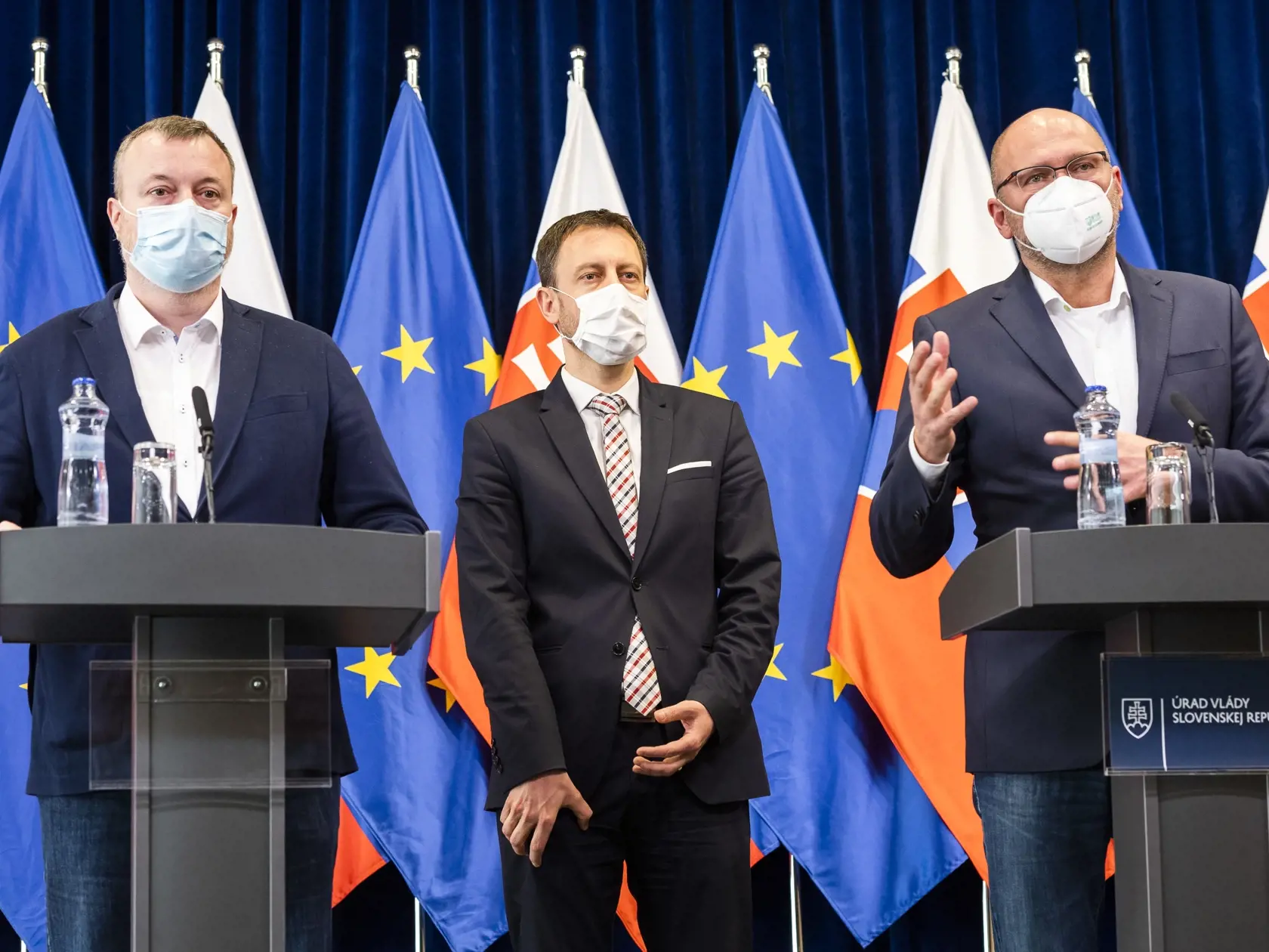 Na snímke zľava minister práce, sociálnych vecí a rodiny SR Milan Krajniak (Sme rodina), minister financií SR Eduard Heger (OĽaNO) a minister hospodárstva SR a prvý podpredseda vlády pre ekonomiku SR Richard Sulík (SAS) počas tlačovej konferencie k rozšíreniu kompenzačnej pomoci štátu po 9. rokovaní vlády SR v Bratislave 9. apríla 2020. FOTO TASR - Jaroslav Novák