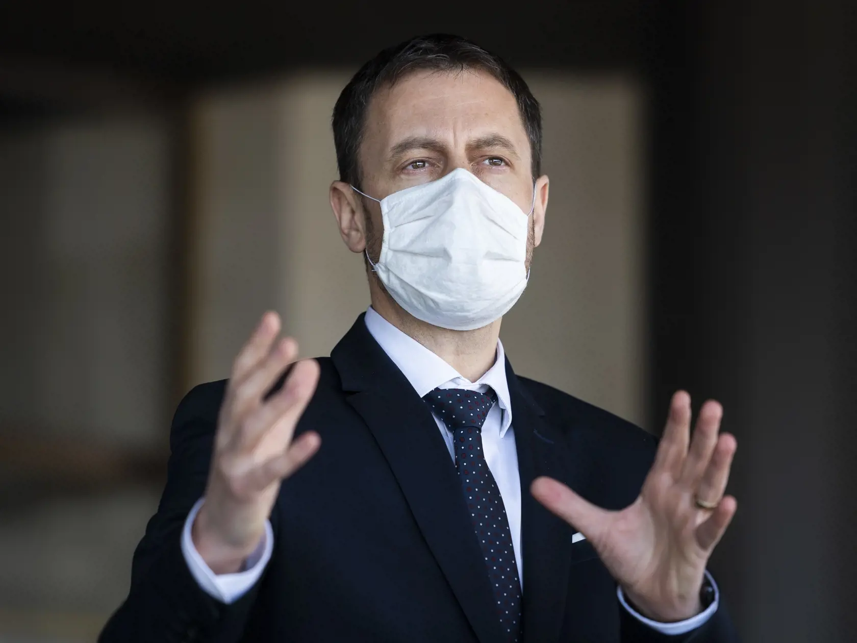 Na snímke minister financií SR Eduard Heger (OĽaNO) na tlačovom brífingu počas rokovania 5. schôdze NR SR Bratislave 7. apríla 2020. FOTO TASR - Jaroslav Novák