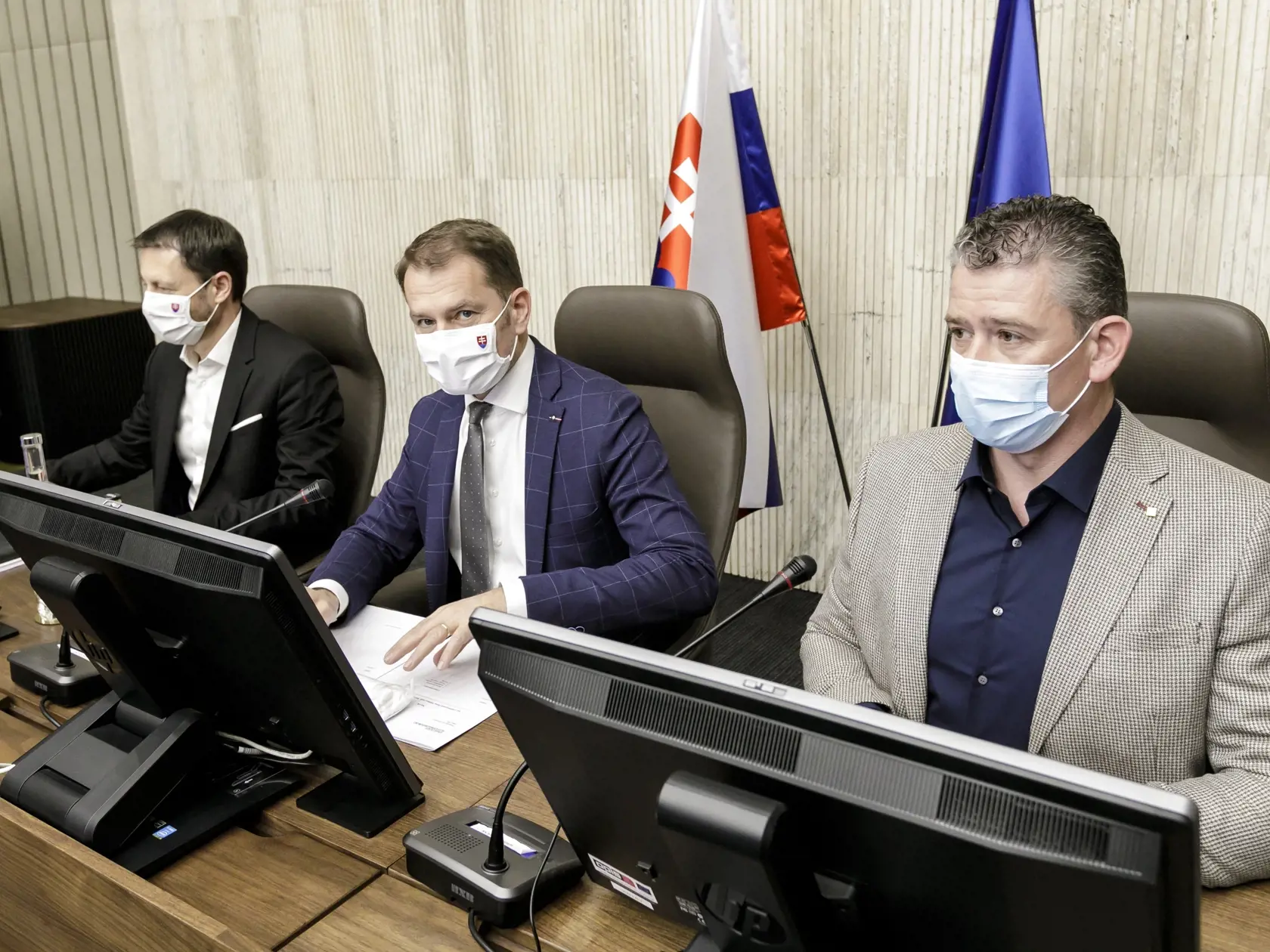 Na snímke zľava minister financií SR Eduard Heger, predseda vlády SR Igor Matovič a minister vnútra SR Roman Mikulec (všetci OĽaNO) počas rokovania 14. schôdze vlády Slovenskej republiky v Bratislave 26. apríla 2020. FOTO TASR – Dano Veselský