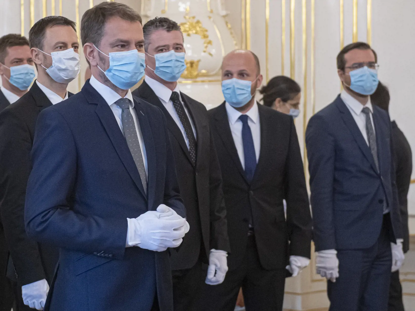 Z vymenovania novej vlády pod vedením predsedu novej vlády SR Igora Matoviča v Prezidentskom paláci v Bratislave 21. marca 2020. Na snímke zľava: Andrej Doležal minister dopravy a výstavby, minister financií Eduard Heger, premiér Igor Matovič, minister vnútra Roman Mikulec, minister obrany Jaroslav Naď a minister zdravotníctva Marek Krajčí. FOTO TASR - Michal Svítok