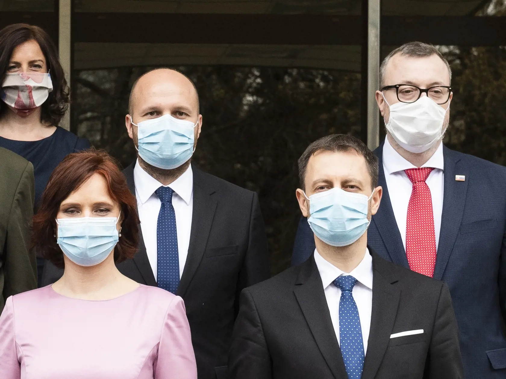 Na snímke spoločná fotografia členov novovymenovanej vlády SR pred 1. zasadnutím vlády SR v Bratislave 21. marca 2020. 
Vrchný rad zľava ministerka kultúry SR Natália Milanová (OĽaNO), v stredom rade zľava minister obrany SR Jaroslav Naď (OĽaNO), minister práce, sociálnych vecí a rodiny SR Milan Krajniak (Sme rodina), spodný rad zľava podpredsedníčka vlády SR Veronika Remišová (Za ľudí), minister financií SR Eduard Heger (OĽaNO). FOTO TASR - Jaroslav Novák
