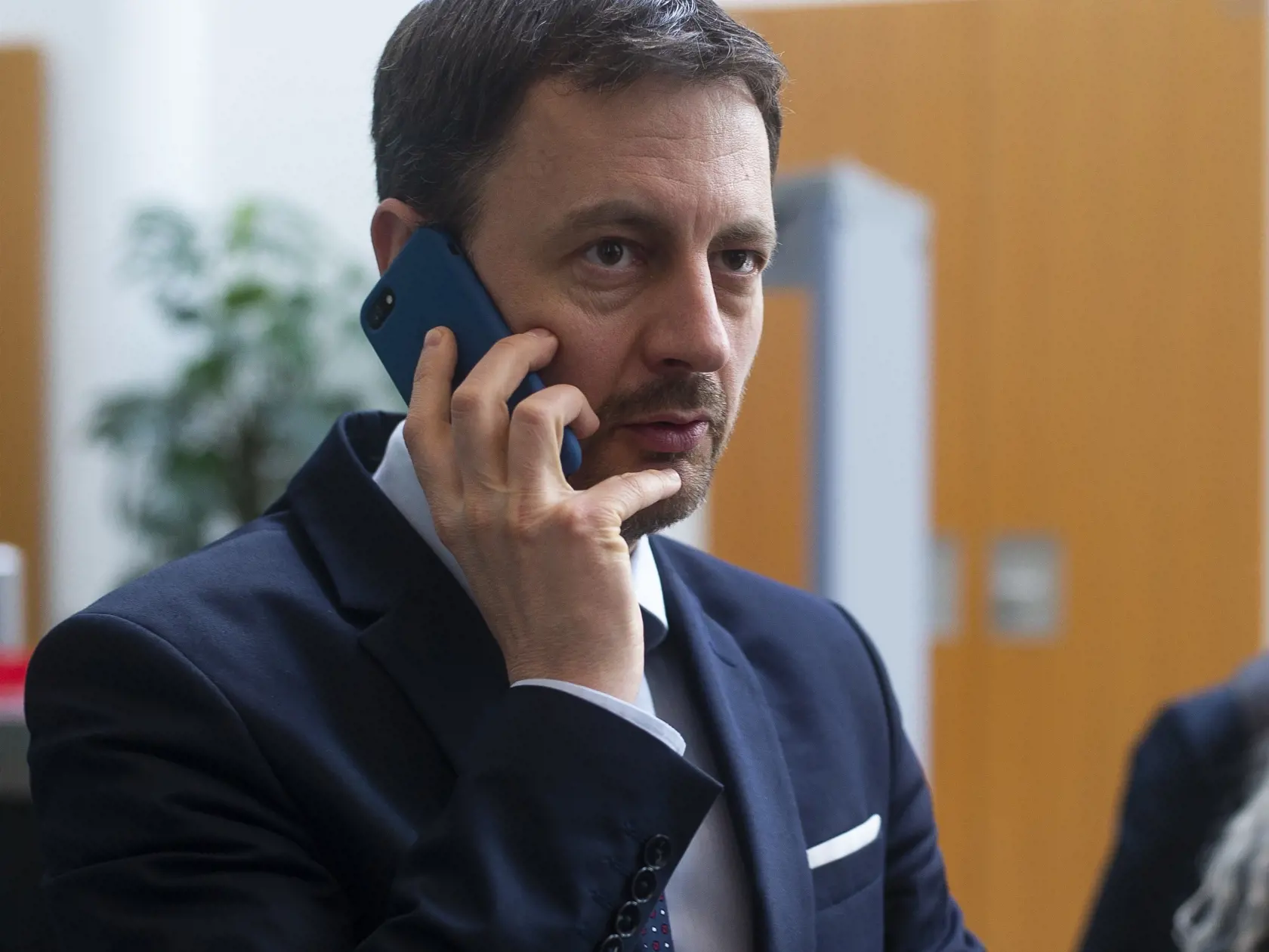 Na snímke Eduard Heger (OĽaNO)  prichádza na stretnutie popredných slovenských ekonómov, slovenských i zahraničných špecialistov na financovanie verejných investícií a zástupcov potenciálnych koaličných partnerov v priestoroch Rady pre rozpočtovú zodpovednosť Národnej banky Slovenska (NBS) 9. marca 2020 v Bratislave. FOTO TASR – Jakub Kotian