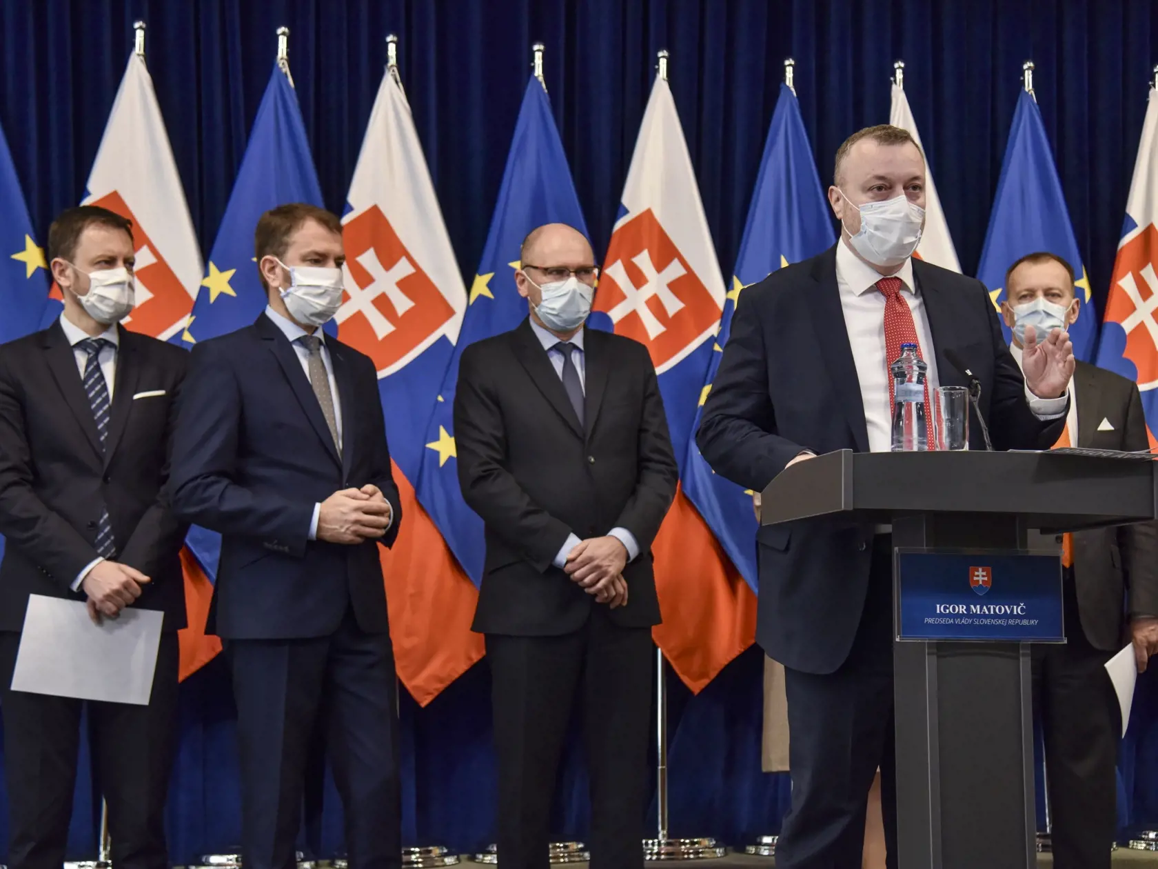 Na snímke minister financií SR Eduard Heger (OĽaNO), predseda vlády SR Igor Matovič, podpredseda vlády a minister hospodárstva Richard Sulík (SaS),minister práce, sociálnych vecí a rodiny SR Milan Krajniak (Sme rodina) a predseda Národnej rady SR Boris Kollár (Sme rodina) počas tlačovej konferencie vlády o ekonomických opatreniach 29. marca 2020 v Bratislave. FOTO TASR - Pavol Zachar