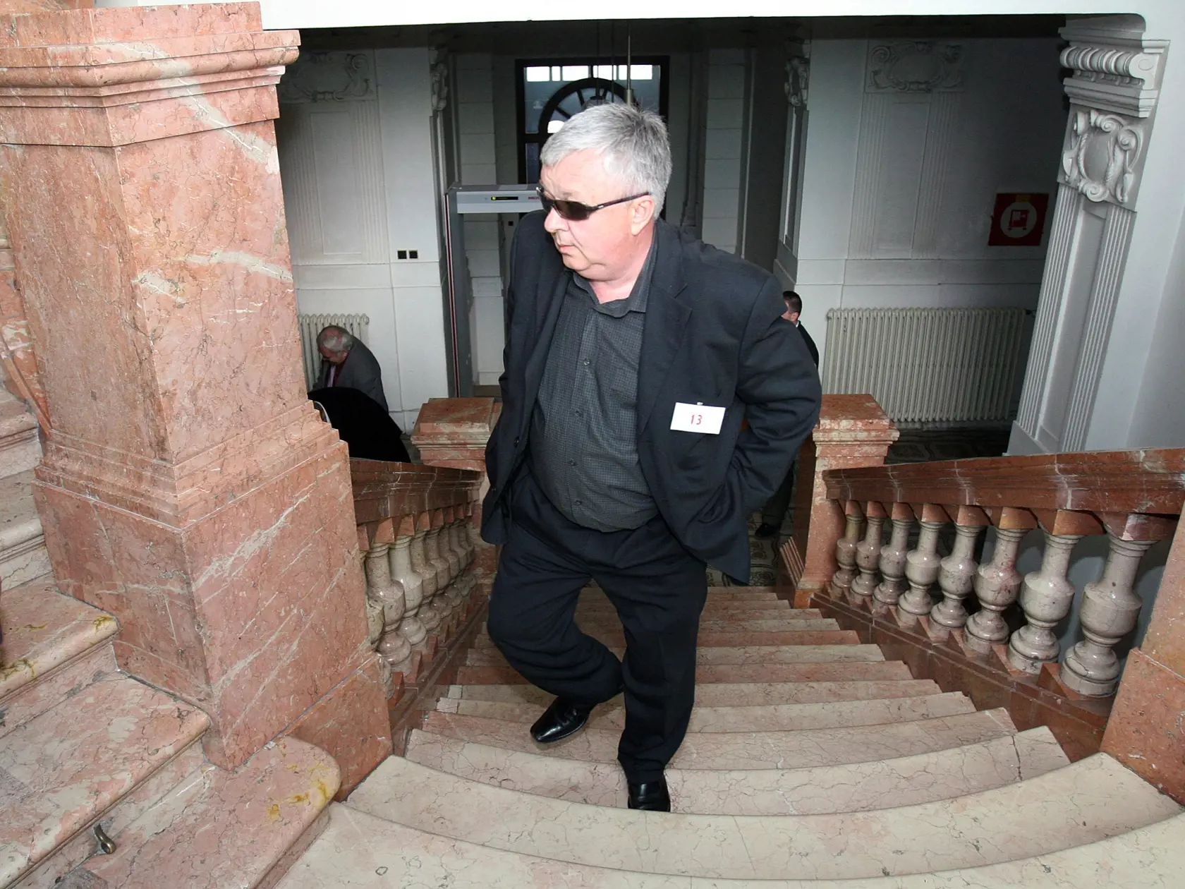 Bývalý advokát Mikuláša Černáka Daniel Maukš je roky stíhaný za napomáhanie vraždy Mariána Karcela, ktorého usmrtili v roku 2000 a za ktorú už právoplatne odsúdili Branislava Adamča, jej objednávateľom bol, podľa rozsudku Černák.