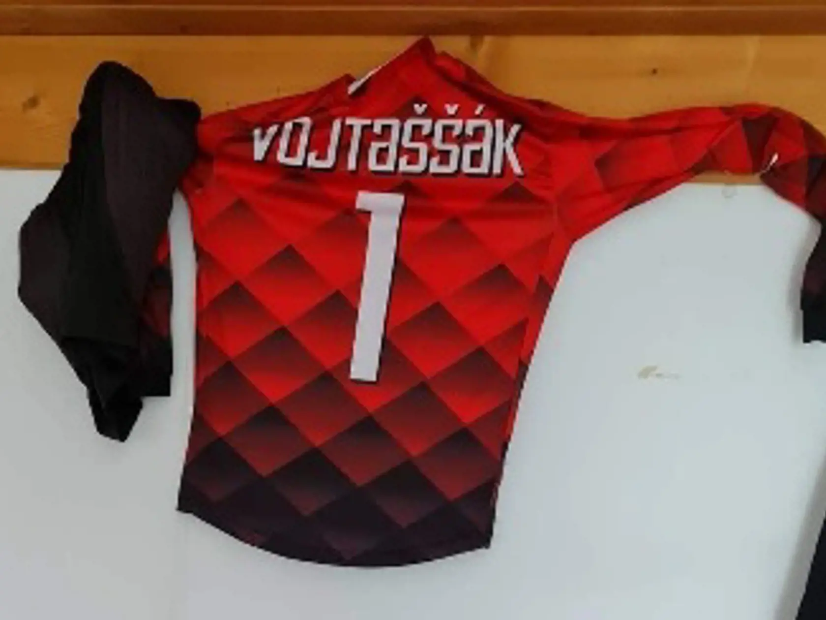 Brankársky dres v šatni klubu.