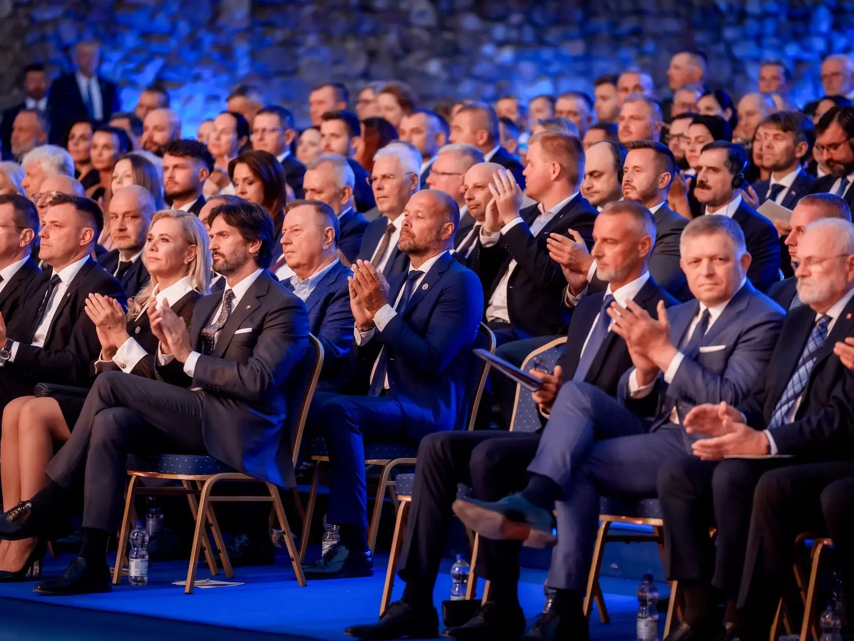 Veľkolepé oslavy príchodu svätých Cyrila a Metoda vyvrcholili večer na majestátnom Devíne. Galavečer si užívali viaceré politické špičky. 