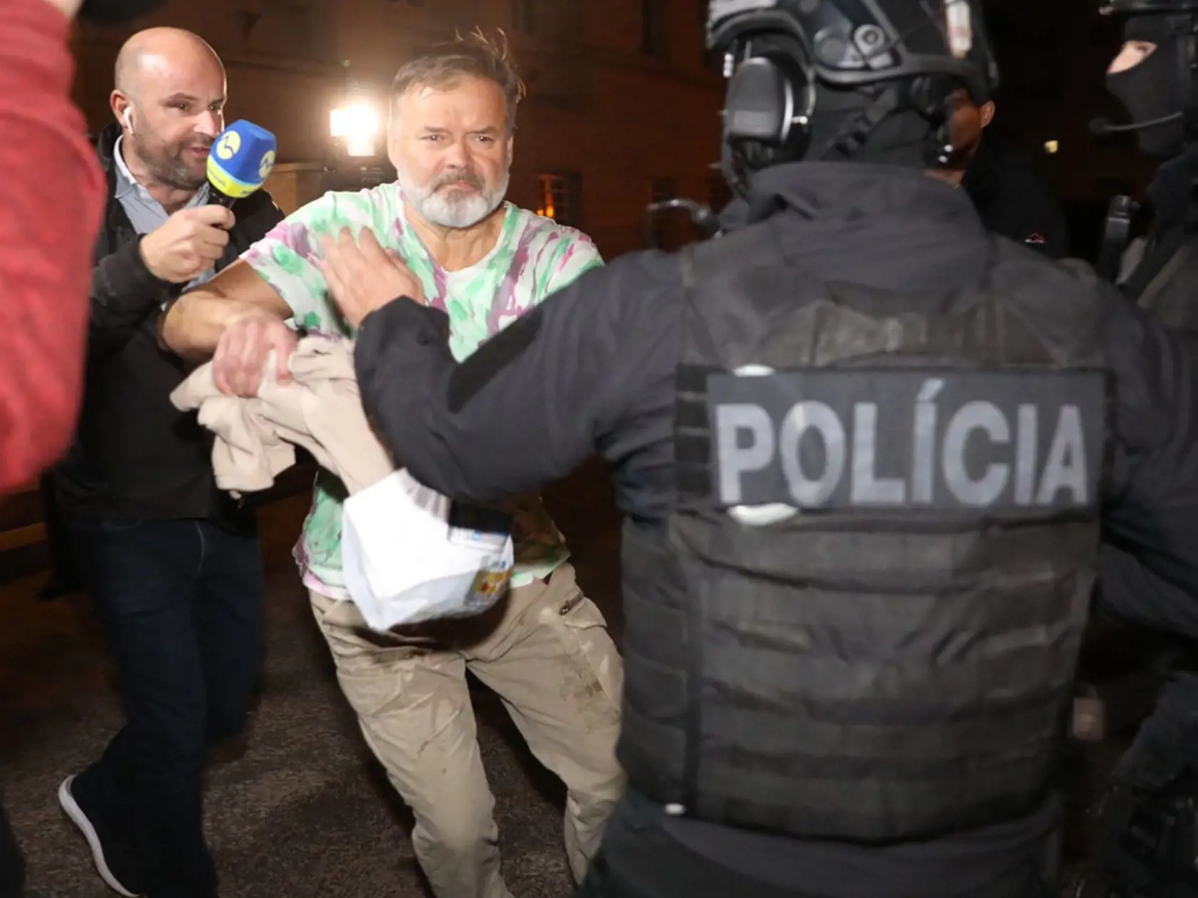 Dědečka vo štvrtok večer prepustili na slobodu. Hneď ako vyšiel zo súdu sa doslova vytrhol policajtom a nasadol do taxíka.