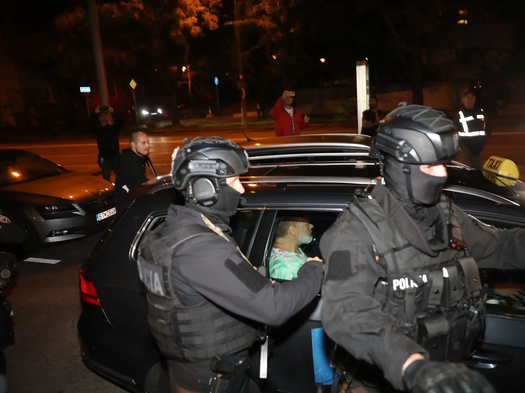 Dědečka vo štvrtok večer prepustili na slobodu. Hneď ako vyšiel zo súdu sa doslova vytrhol policajtom a nasadol do taxíka.