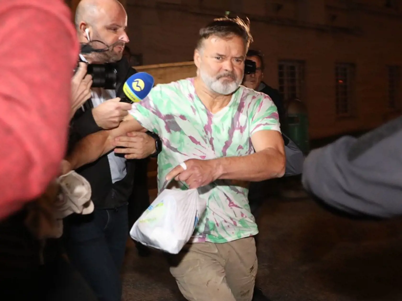Dědečka vo štvrtok večer prepustili na slobodu. Hneď ako vyšiel zo súdu sa doslova vytrhol policajtom a nasadol do taxíka.