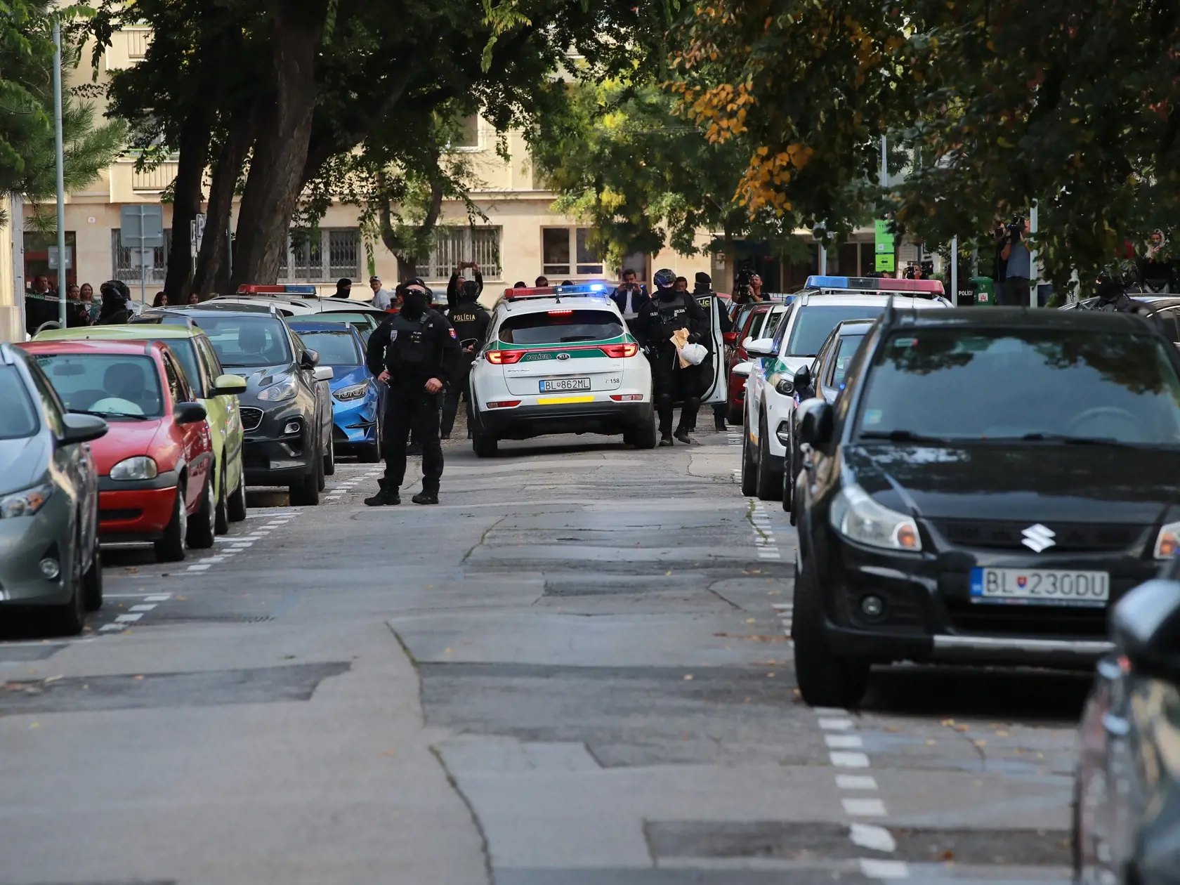 Ostro strážený: Policajti nenechali nič na náhodu a okolo Justičného paláca, kam Dušana Dědečka priviezli, označili aj páskami.