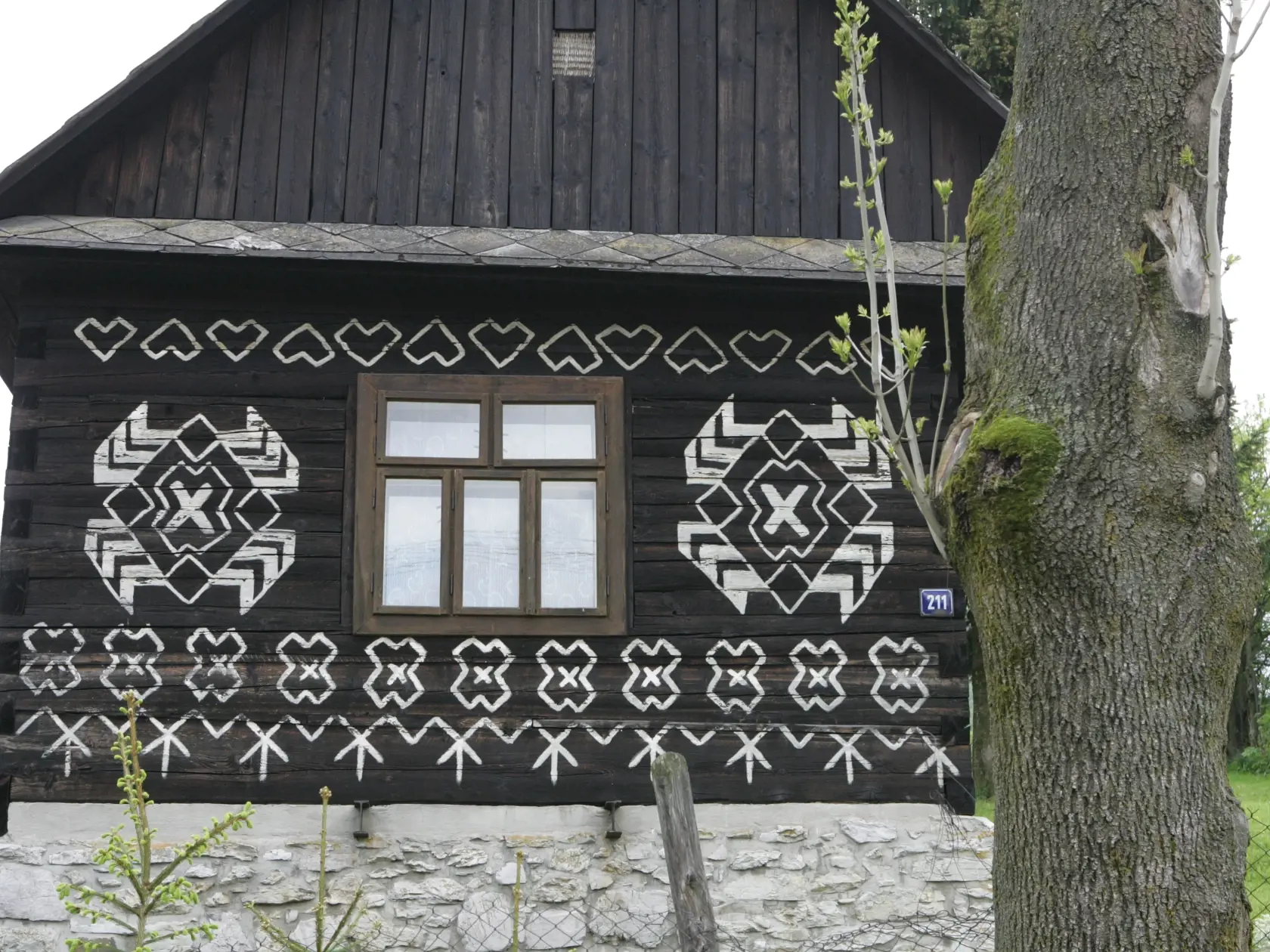 Na snímke drevenice v obci Čičmany, okres Žilina.