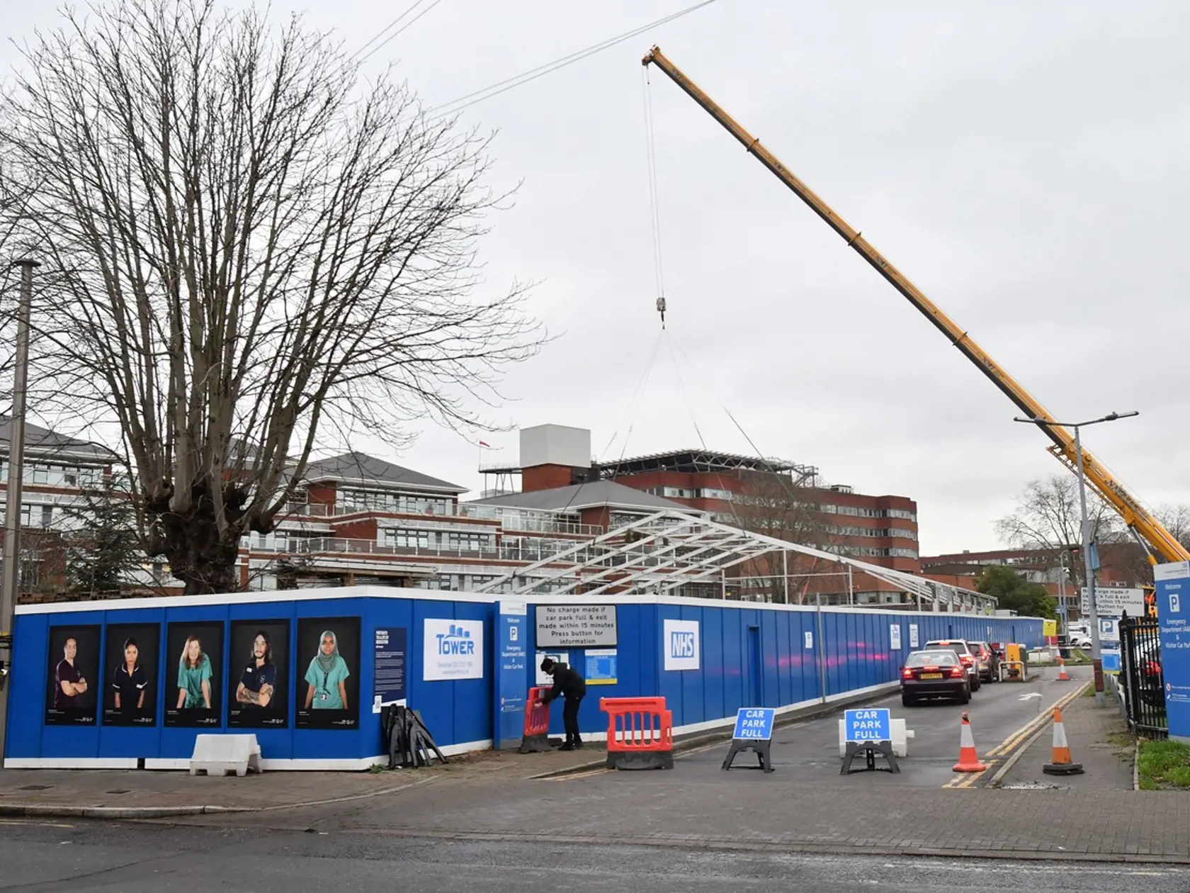 NHS v Anglicku oznámila, že od tohto týždňa začne s výstavbou poľných nemocníc v areáli ôsmich nemocníc v mestách ako Londýn, Bristol či Leeds, pričom každá z nich pojme približne 100 ďalších pacientov.