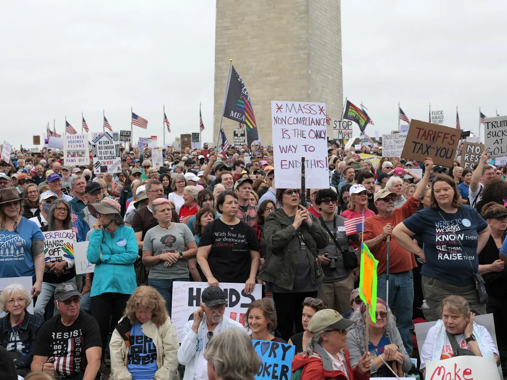 Protestujúci sa zúčastňujú na zhromaždení „Ruky preč“, ktoré je demonštráciou proti americkému prezidentovi Donaldovi Trumpovi na National Mall 5. apríla 2025 vo Washingtone. Protesty proti politike Trumpovej administratívy a Ministerstva pre efektívnosť vlády (DOGE) Elona Muska sa konajú po celej krajine v rámci akcie, ktorú organizátori nazývajú Národný deň akcie.