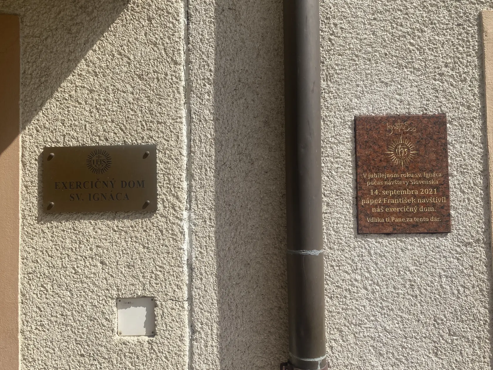 Tabuľa na prešovskom exercičnom dome pripomína návštevu pápeža Františka, posvätil ju arcibiskup Ján Babjak. 