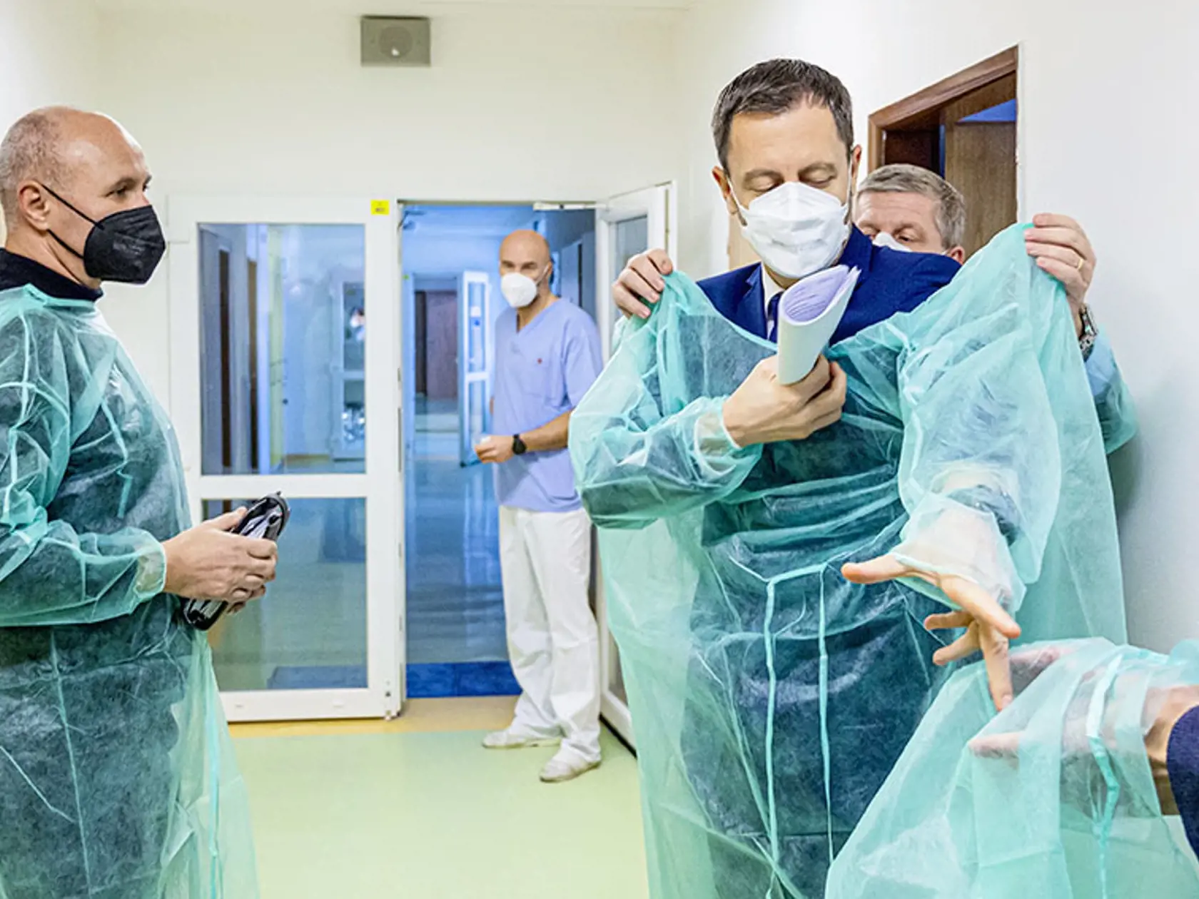 Eduard Heger a Vladimír Lengvarský v Nemocnici Poprad. Riaditeľ Jozef Tekáč informuje o zložitej epidemickej situácii.