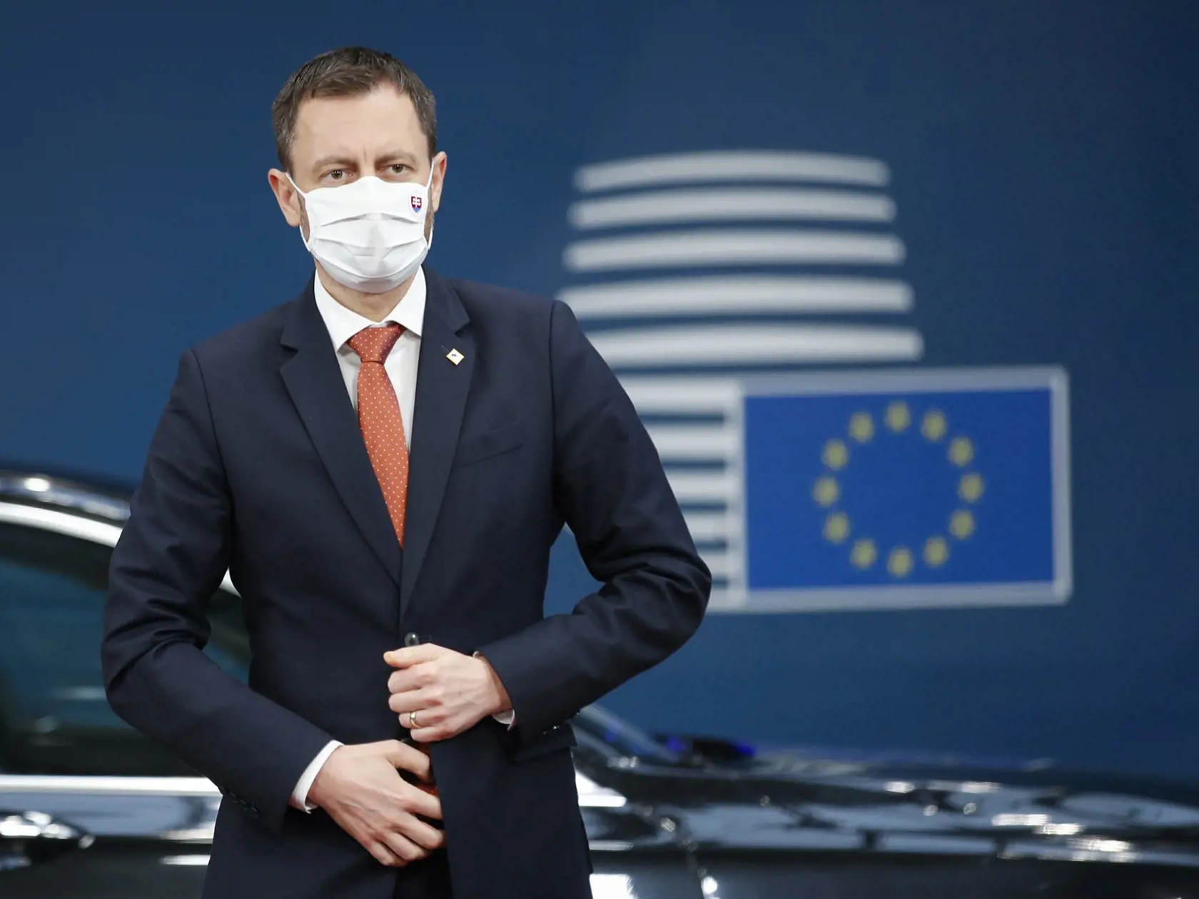 JB 35 Brusel - Premiér SR Eduard Heger prichádza na summit EÚ a krajín Východného partnerstva v Bruseli 15. decembra 2021. Stredobodom štvrtkového summitu Európskej únie v Bruseli bude COVID-19 a očkovanie, nárast cien energií, migrácia a bezpečnosť. Uviedol to predseda Európskej rady Charles Michel v utorňajšej pozvánke pre lídrov členských krajín Únie. FOTO TASR/AP

Slovakia's Prime Minister Eduard Heger arrives for an Eastern Partnership Summit in Brussels, Wednesday, Dec. 15, 2021. European 