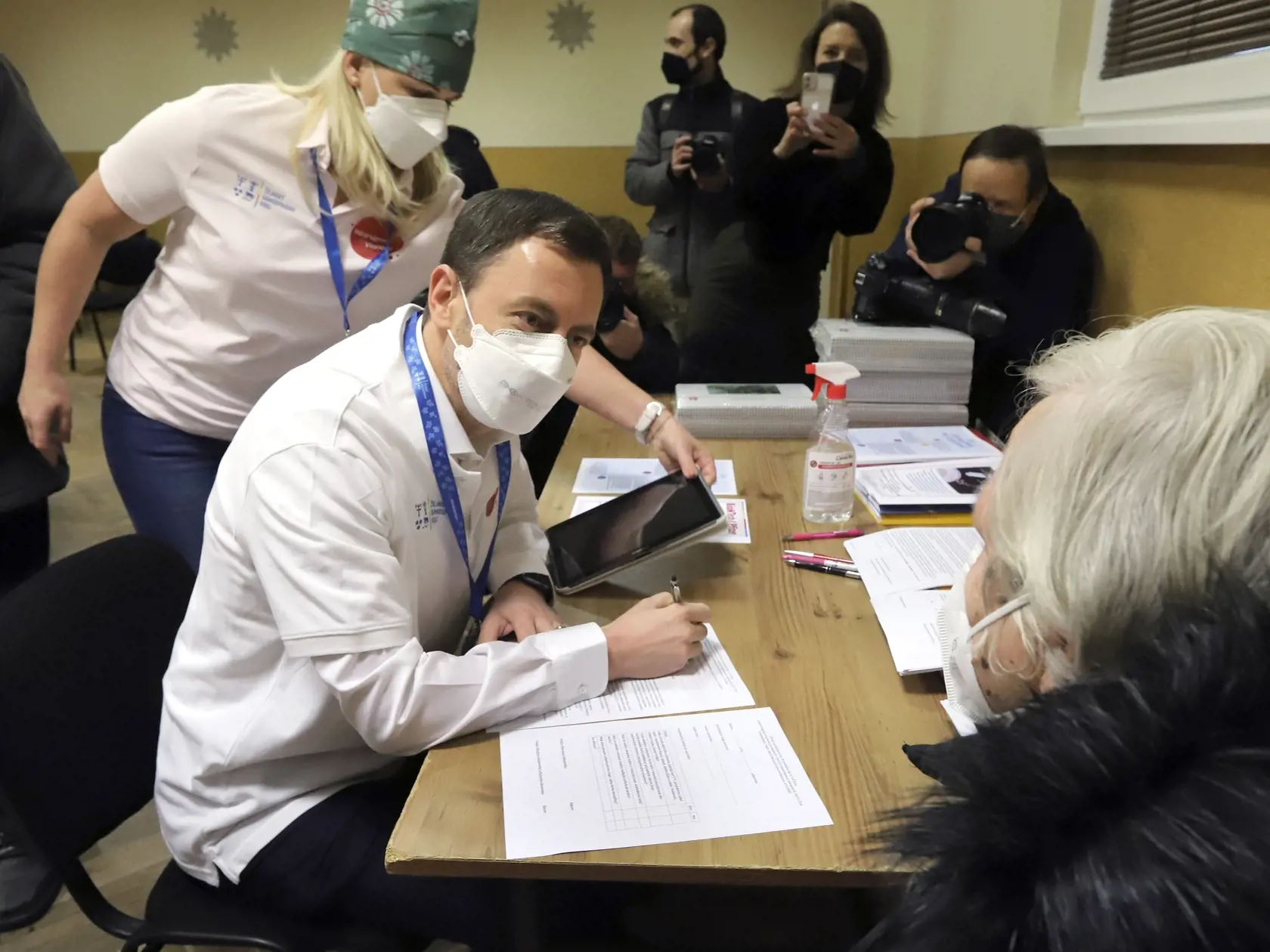 Predseda vlády SR Eduard Heger (OĽANO) a minister zdravotníctva SR Vladimír Lengvarský (nominant OĽANO) sa osobne zapojili do kampane na podporu očkovania. V obci Ivachnová sa stali súčasťou mobilného očkovacieho tímu - predseda vlády ako administratívny pracovník a minister zdravotníctva ako očkujúci lekár. Na snímke predseda vlády Eduard Heger ako administratívny pracovník očkovacieho tímu v Ivachnovej v okrese Ružomberok 11. decembra 2021. FOTO TASR - Ján Krošlák