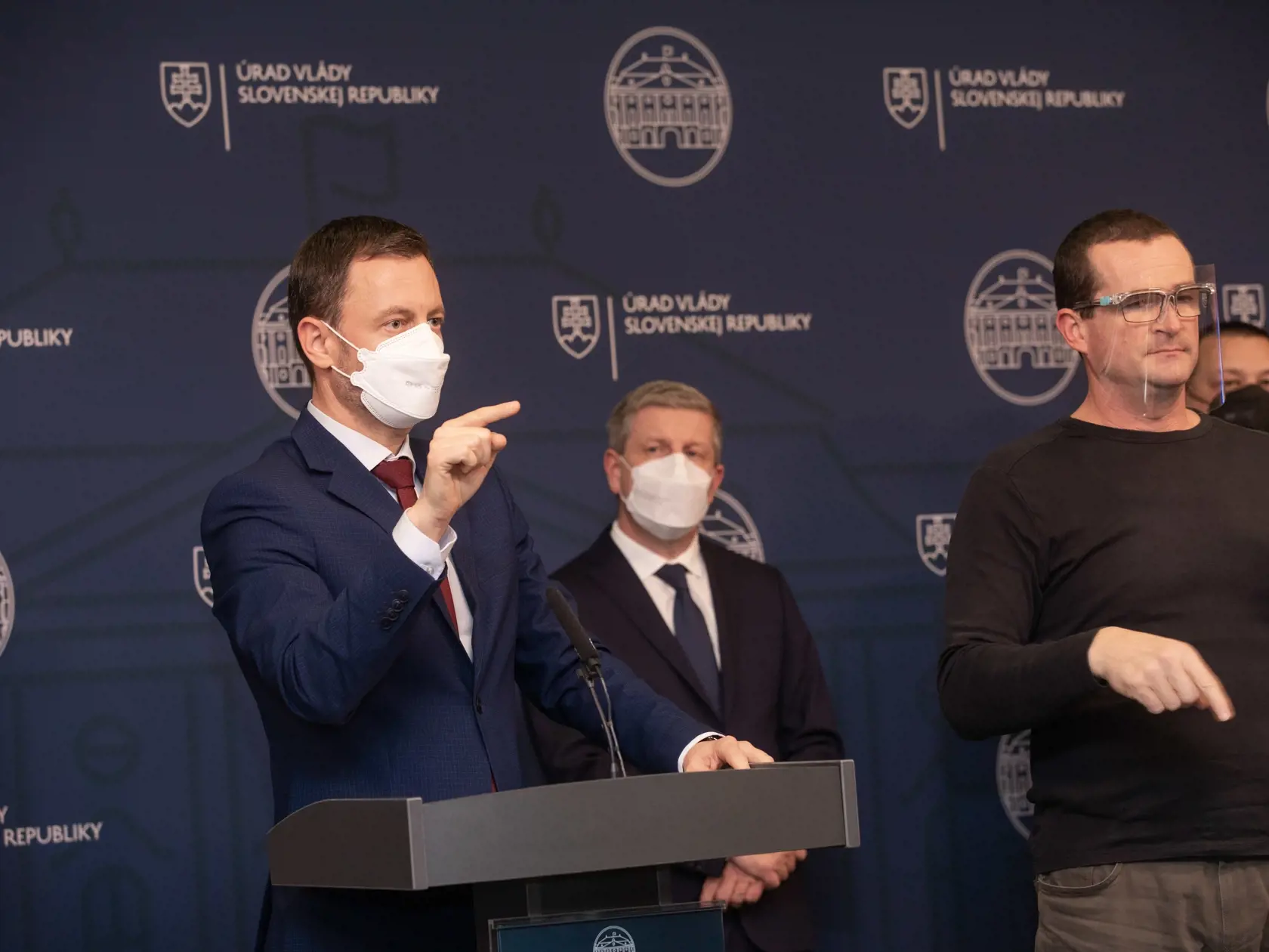  Na snímke je predseda vlády Eduard Heger.počas rokovania vlády na ktorom vláda prijala dvojtýžňový lockdown.