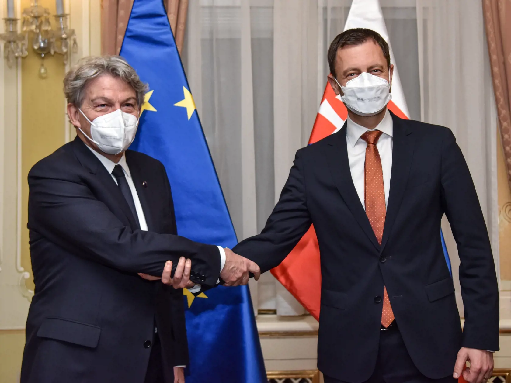 Na snímke predseda vlády SR Eduard Heger (vpravo) a eurokomisár pre vnútorný trh Thierry Breton (vľavo) počas prijatia v priestoroch Úradu vlády SR, 19. novembra 2021 v Bratislave. FOTO TASR - Pavol Zachar