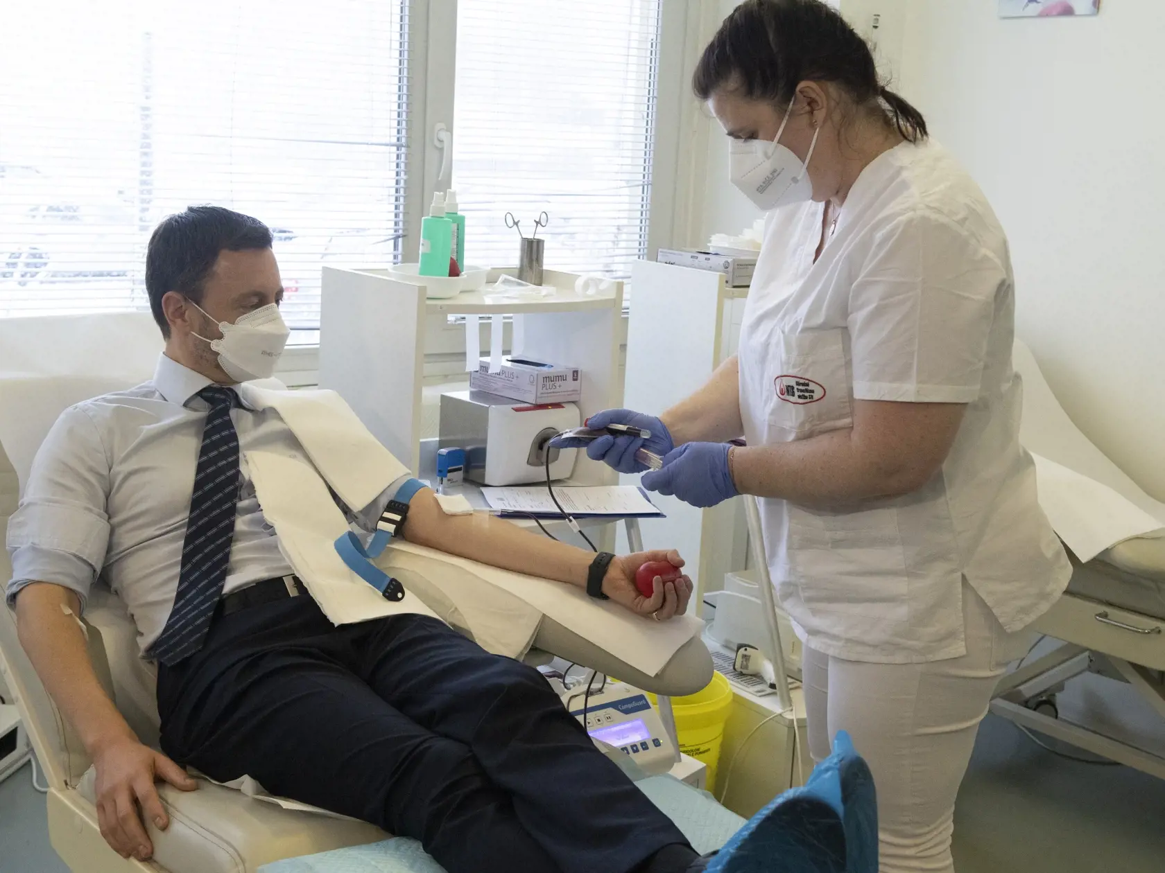 Na snímke predseda vlády SR Eduard Heger (OĽaNO) počas odberu krvi v Národnej transfúznej službe (NTS) v Bratislave 9. decembra 2021. FOTO TASR - Pavel Neubauer